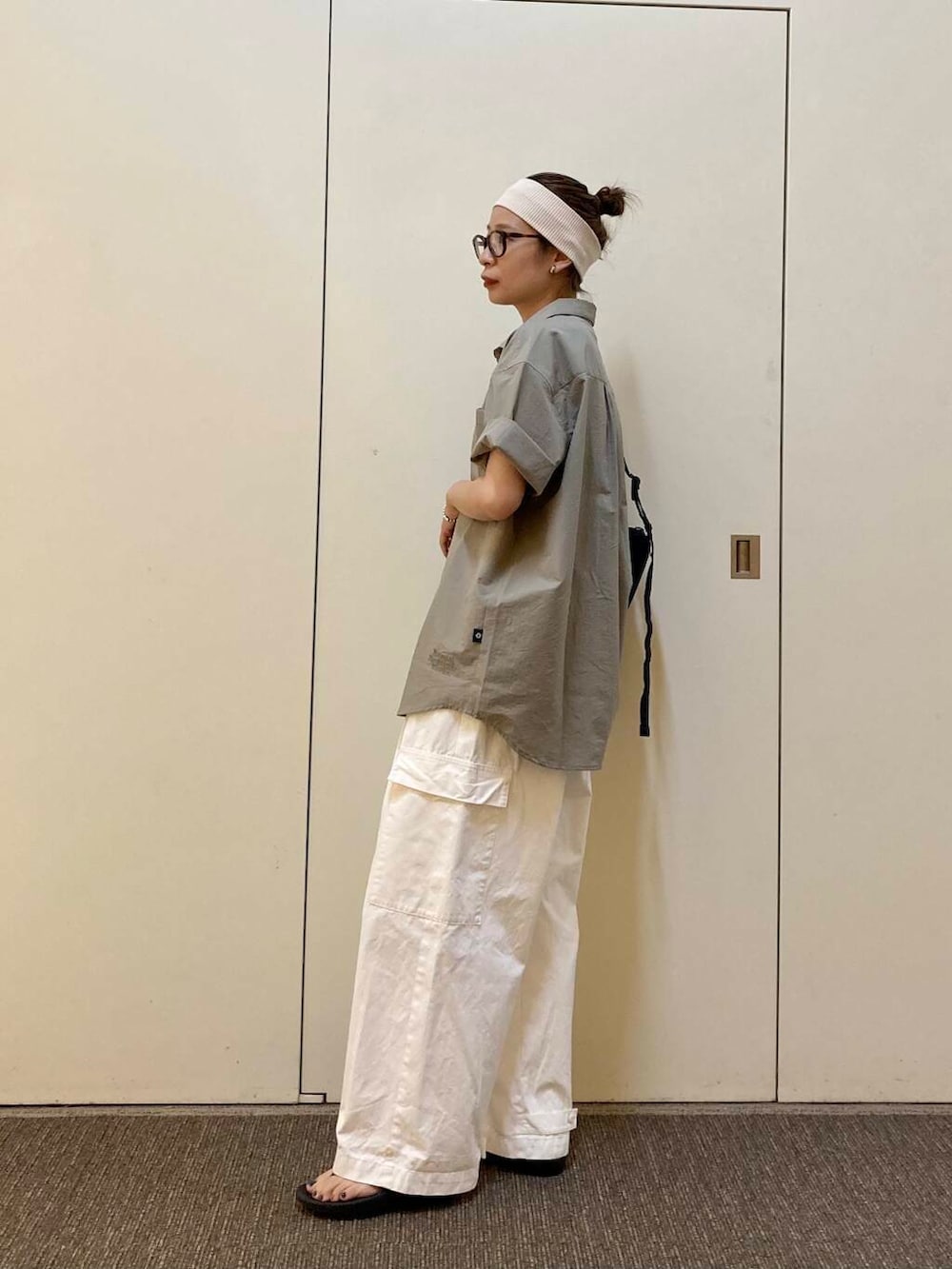 「大人カジュアル、カジュアルコーデ、骨格ナチュラル、ナチュラル×カジュアル、着回し力抜群シャツ」｜「URBAN RESEARCH DOORSのウォッシャブルミニショルダーバッグ（ショルダーバッグ、ブラック系）」を使った、おおしまゆなさん（レディース・162cm）の夏コーディネートの4枚目の写真