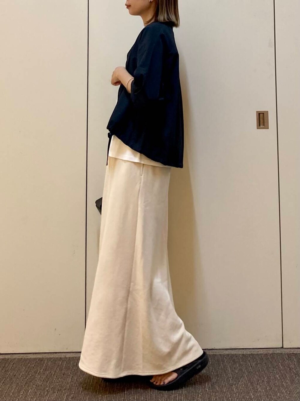 「大人カジュアル、ママコーデ、カジュアルコーデ、骨格ナチュラル、ナチュラル×カジュアル」｜「URBAN RESEARCH DOORSの2WAY巾着ショルダーバッグ（ショルダーバッグ、ブラック系）」を使った、おおしまゆなさん（レディース・162cm）の夏コーディネートの2枚目の写真
