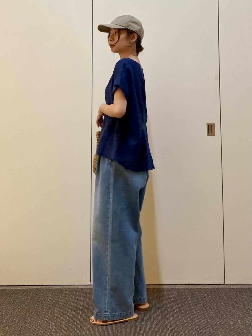 「大人カジュアル、ママコーデ、骨格ナチュラル、ナチュラル×カジュアル」｜「かぐれのフェードデニムイージーパンツ（デニムパンツ、ブルー系）」を使った、おおしまゆなさん（レディース・162cm）の夏コーディネートの2枚目の写真