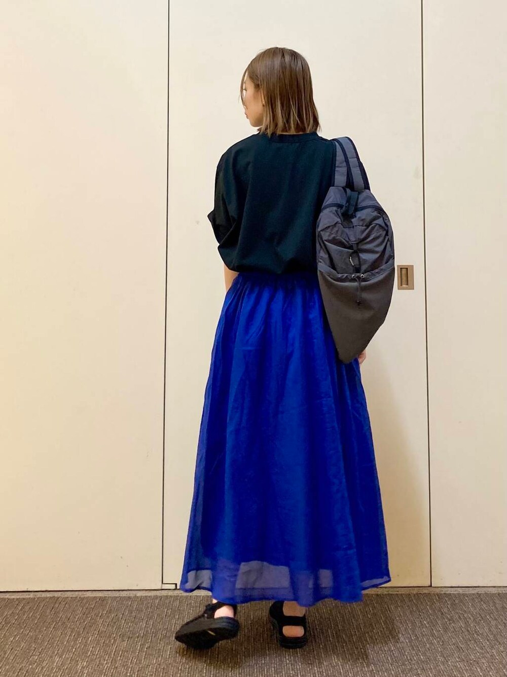「大人カジュアル、ママコーデ、カジュアルコーデ、アーバンリサーチドアーズ、doors、urbanreseachdoors、EKAL、ドアーズ、骨格ナチュラル、ナチュラル×カジュアル」｜「EKALのEASY DAYPACK（バックパック/リュック、グレー系）」を使った、おおしまゆなさん（レディース・162cm）の春コーディネートの3枚目の写真