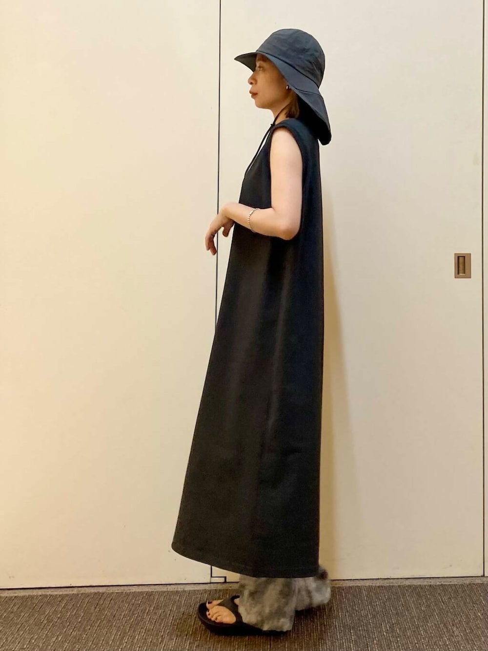 「大人カジュアル、ママコーデ、フェスコーデ、EKAL、骨格ナチュラル、ナチュラル×カジュアル」｜「EKALの『吸水速乾/UVカット』DRY OUT SLEEVLESS ONE-PIECE（ワンピース、グレー系）」を使った、おおしまゆなさん（レディース・162cm）の夏コーディネートの4枚目の写真
