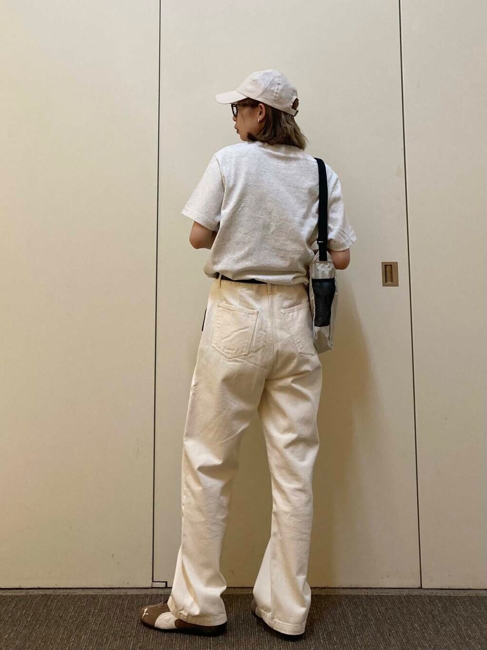 「大人カジュアル、デニム、ママコーデ、カジュアルコーデ、骨格ナチュラル、ナチュラル×カジュアル、1枚で決まるtシャツ」｜「URBAN RESEARCH DOORSのデニムワイドパンツ（デニムパンツ、ベージュ系）」を使った、おおしまゆなさん（レディース・162cm）の夏コーディネートの3枚目の写真