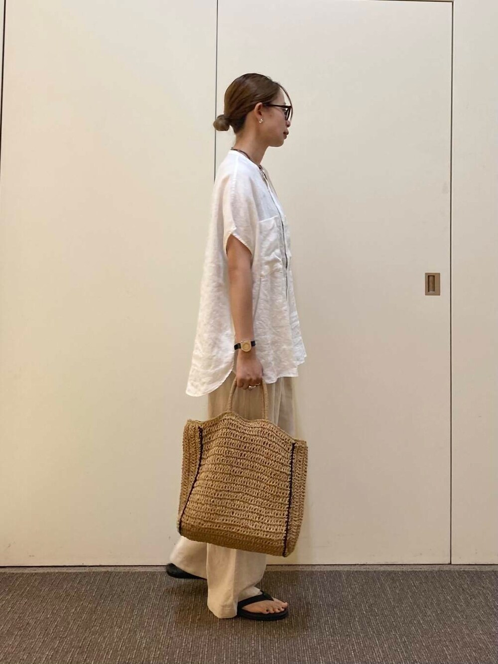 「大人カジュアル、ママコーデ、カジュアルコーデ、かぐれ、骨格ナチュラル、シャツが主役の夏コーデ、ナチュラル×カジュアル」｜「URBAN RESEARCH DOORSのペーパートートバッグ（トートバッグ、ベージュ系）」を使った、おおしまゆなさん（レディース・162cm）の夏コーディネートの2枚目の写真