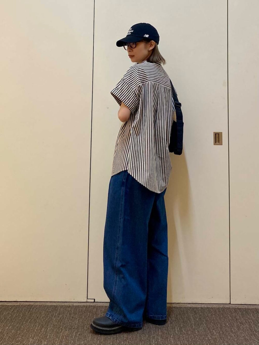 「大人カジュアル、デニム、ママコーデ、カジュアルコーデ、アーバンリサーチドアーズ、doors、urbanreseachdoors、ドアーズ、骨格ナチュラル、ナチュラル×カジュアル」｜「URBAN RESEARCH DOORSの2タックギャザーデニムパンツ（デニムパンツ、ブルー系）」を使った、おおしまゆなさん（レディース・162cm）の春コーディネートの2枚目の写真