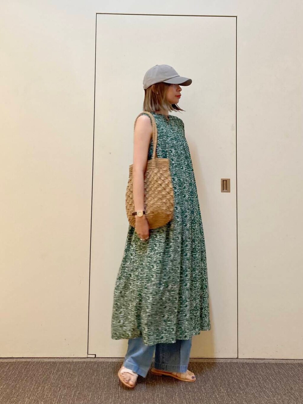 「ワンピース、大人カジュアル、デニム、カジュアルコーデ、キャップ、アーバンリサーチドアーズ、doors、ドアーズ、骨格ナチュラル、ナチュラル×カジュアル」|「EU,US NEW BALANCEのNEW BALANCE サークルグラフィックキャップ(キャップ、グレー系)」を使った、おおしまゆなさん(レディース・162cm)の夏コーディネートの2枚目の写真