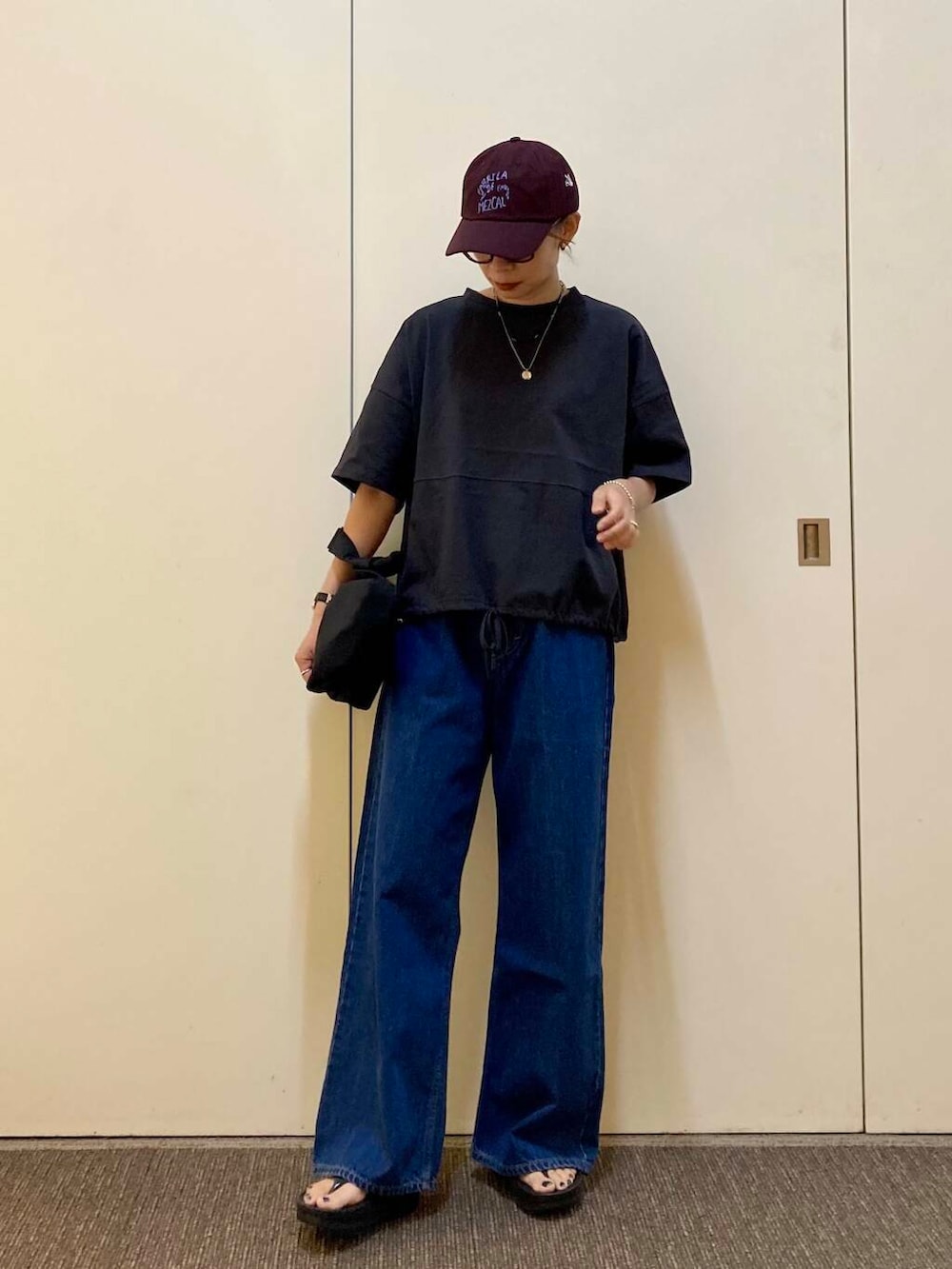 「大人カジュアル、デニム、ママコーデ、カジュアルコーデ、骨格ナチュラル、ナチュラル×カジュアル、洒落見えカットソーコーデ」｜「URBAN RESEARCH DOORSのウォッシャブルミニショルダーバッグ（ショルダーバッグ、ブラック系）」を使った、おおしまゆなさん（レディース・162cm）の夏コーディネートの4枚目の写真