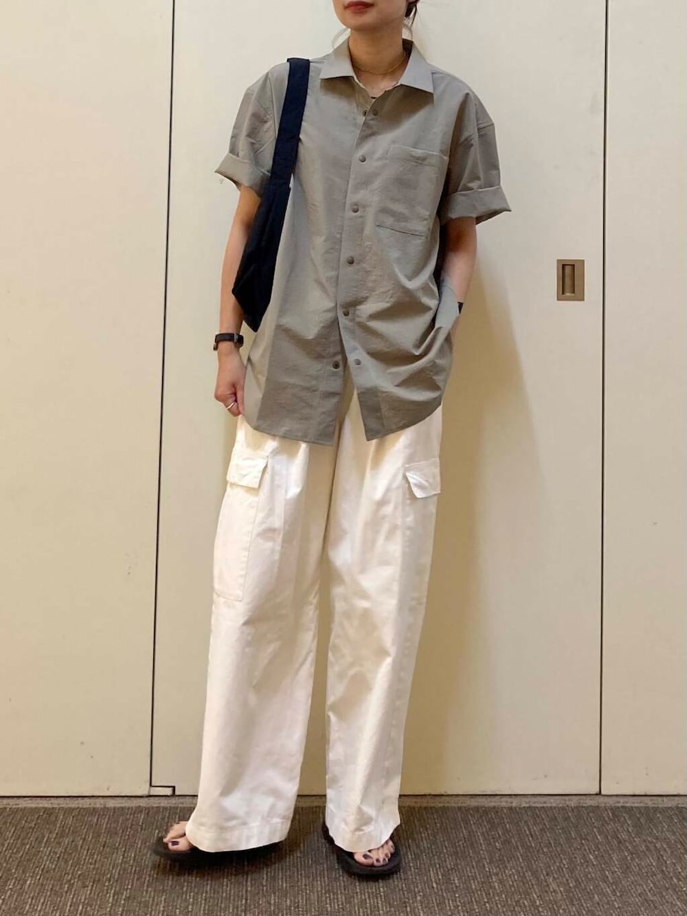 「大人カジュアル、カジュアルコーデ、骨格ナチュラル、ナチュラル×カジュアル、着回し力抜群シャツ」｜「URBAN RESEARCH DOORSのウォッシャブルミニショルダーバッグ（ショルダーバッグ、ブラック系）」を使った、おおしまゆなさん（レディース・162cm）の夏コーディネートの5枚目の写真