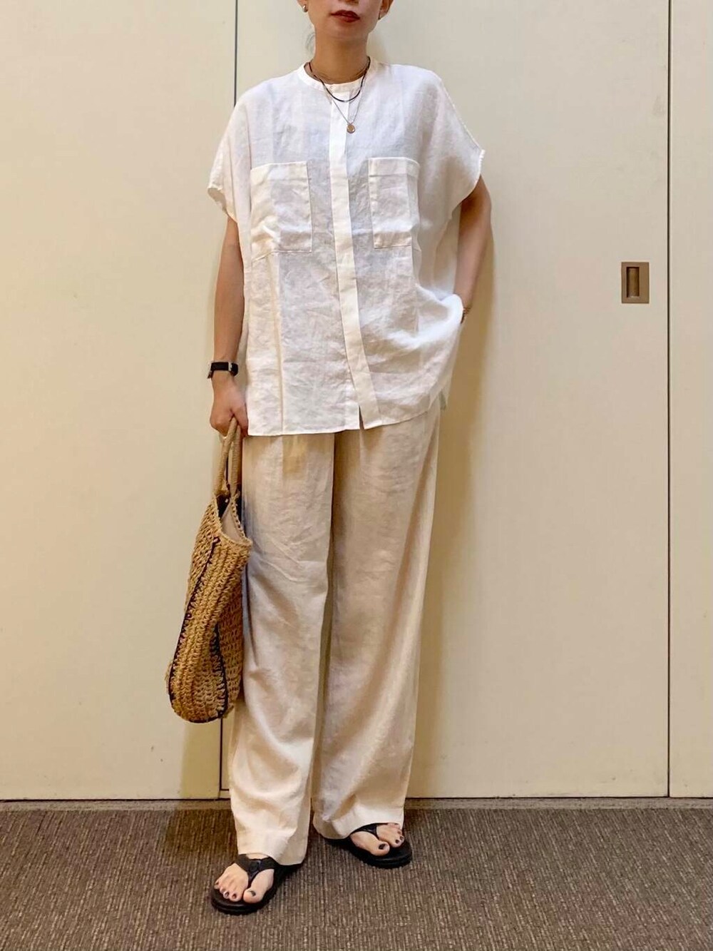 「大人カジュアル、ママコーデ、カジュアルコーデ、かぐれ、骨格ナチュラル、シャツが主役の夏コーデ、ナチュラル×カジュアル」｜「URBAN RESEARCH DOORSのペーパートートバッグ（トートバッグ、ベージュ系）」を使った、おおしまゆなさん（レディース・162cm）の夏コーディネートの4枚目の写真