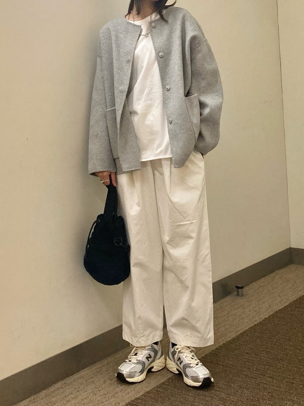 グレー系のその他アウター、ホワイト系のTシャツ/カットソー、シルバー系のスニーカーを着用したレディースの秋コーディネートの2枚目の写真