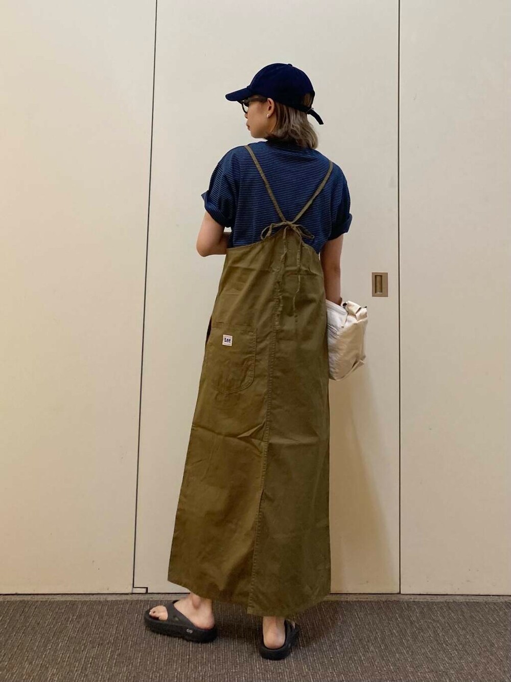 「キャミワンピース、大人カジュアル、ママコーデ、骨格ナチュラル、ナチュラル×カジュアル」｜「URBAN RESEARCH DOORSのウォッシャブルミニショルダーバッグ（ショルダーバッグ、ホワイト系）」を使った、おおしまゆなさん（レディース・162cm）の夏コーディネートの2枚目の写真