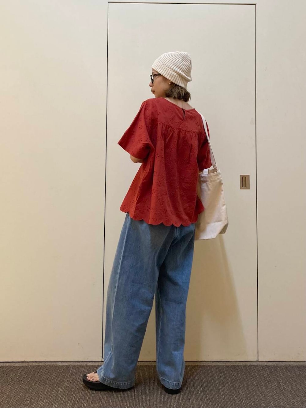 「大人カジュアル、デニム、ママコーデ、かぐれ、骨格ナチュラル、ナチュラル×カジュアル」｜「URBAN RESEARCH DOORSのコットンリネンニットキャップ（ニットキャップ/ビーニー、ホワイト系）」を使った、おおしまゆなさん（レディース・162cm）の夏コーディネートの3枚目の写真