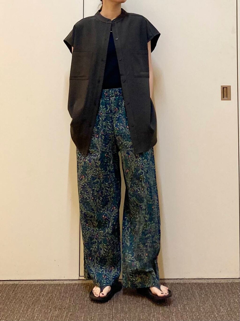 「大人カジュアル、ママコーデ、カジュアルコーデ、かぐれ、アーバンリサーチドアーズ、リネン、doors、urbanreseachdoors、ドアーズ、骨格ナチュラル、ナチュラル×カジュアル」｜「OOFOSのOOFOS　Ooriginal（サンダル、ブラック系）」を使った、おおしまゆなさん（レディース・162cm）の春コーディネートの2枚目の写真