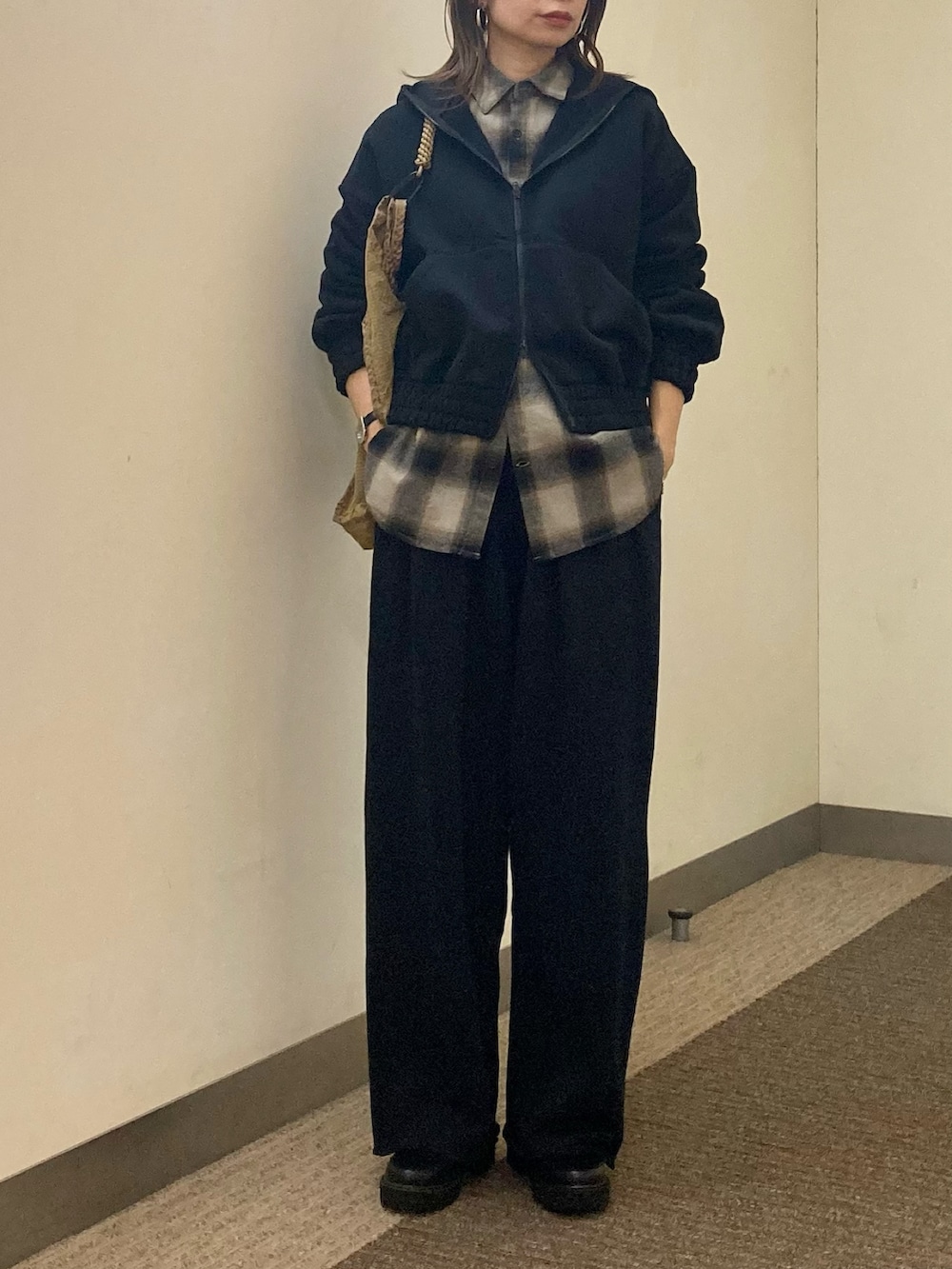 ベージュ系のシャツ/ブラウス、ブラック系のパーカー、ブラック系のその他パンツを着用したレディースの秋コーディネートの4枚目の写真