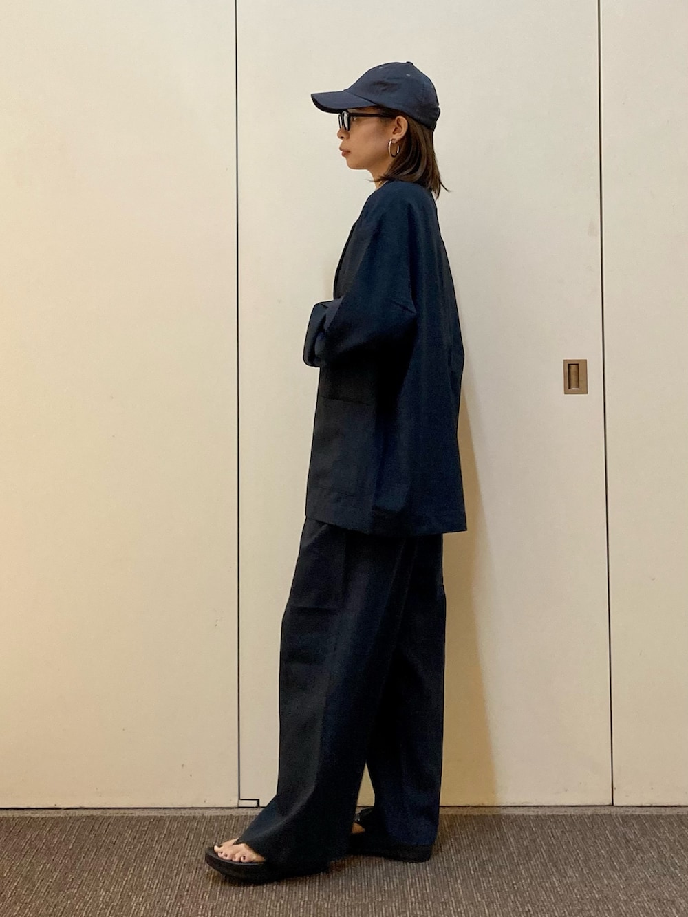 「EKAL、セットアップ、秋服準備はじめました、秋のコーデ」｜「EKALの『UR TECH』租毛ライクジャケット（その他アウター、グレー系）」を使った、おおしまゆなさん（骨格ナチュラル・レディース・162cm）の夏コーディネートの2枚目の写真