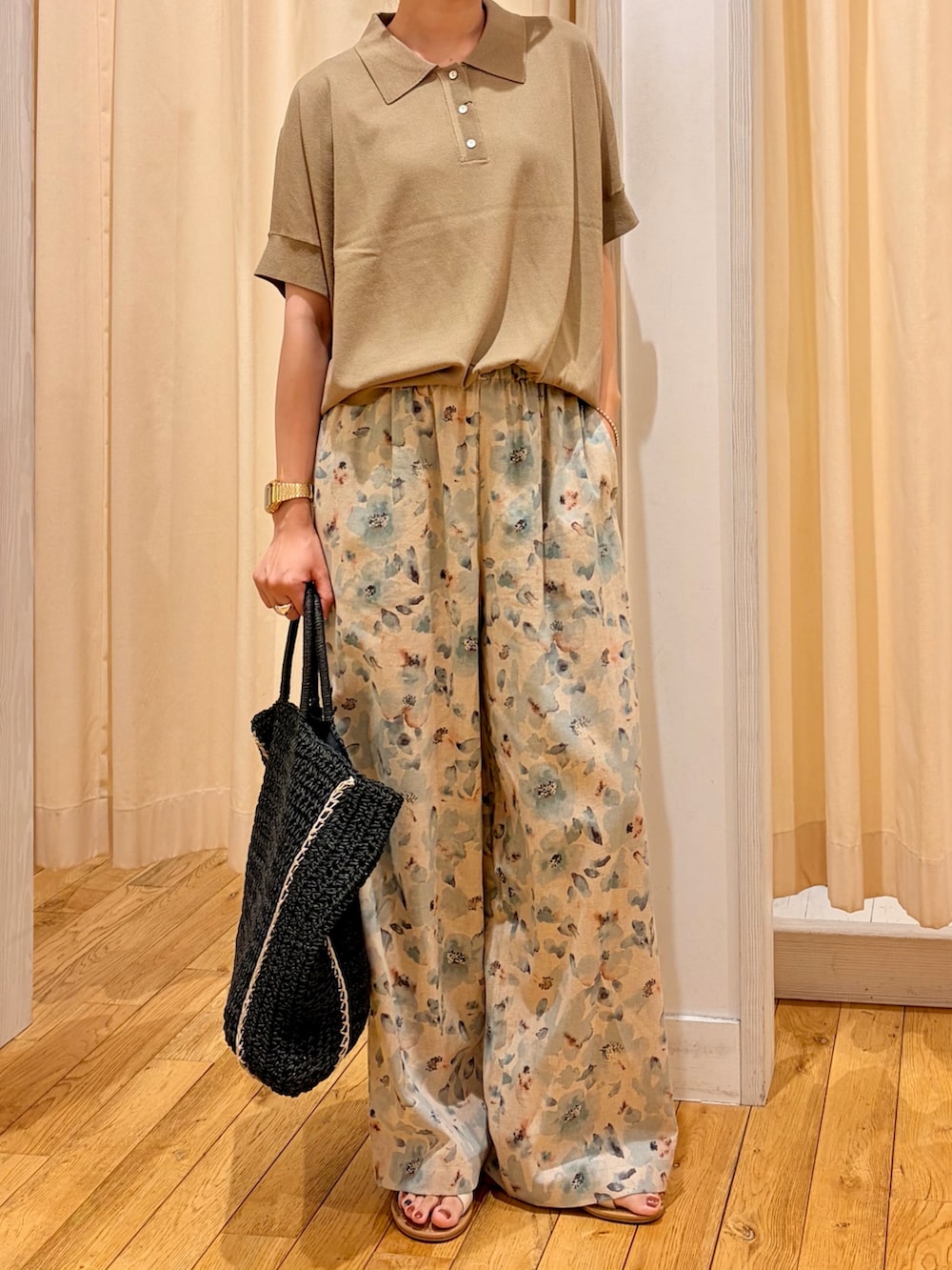 ベージュ系のニット/セーター、ブルー系のその他パンツ、ブラック系のトートバッグを着用したレディースの夏コーディネートの4枚目の写真