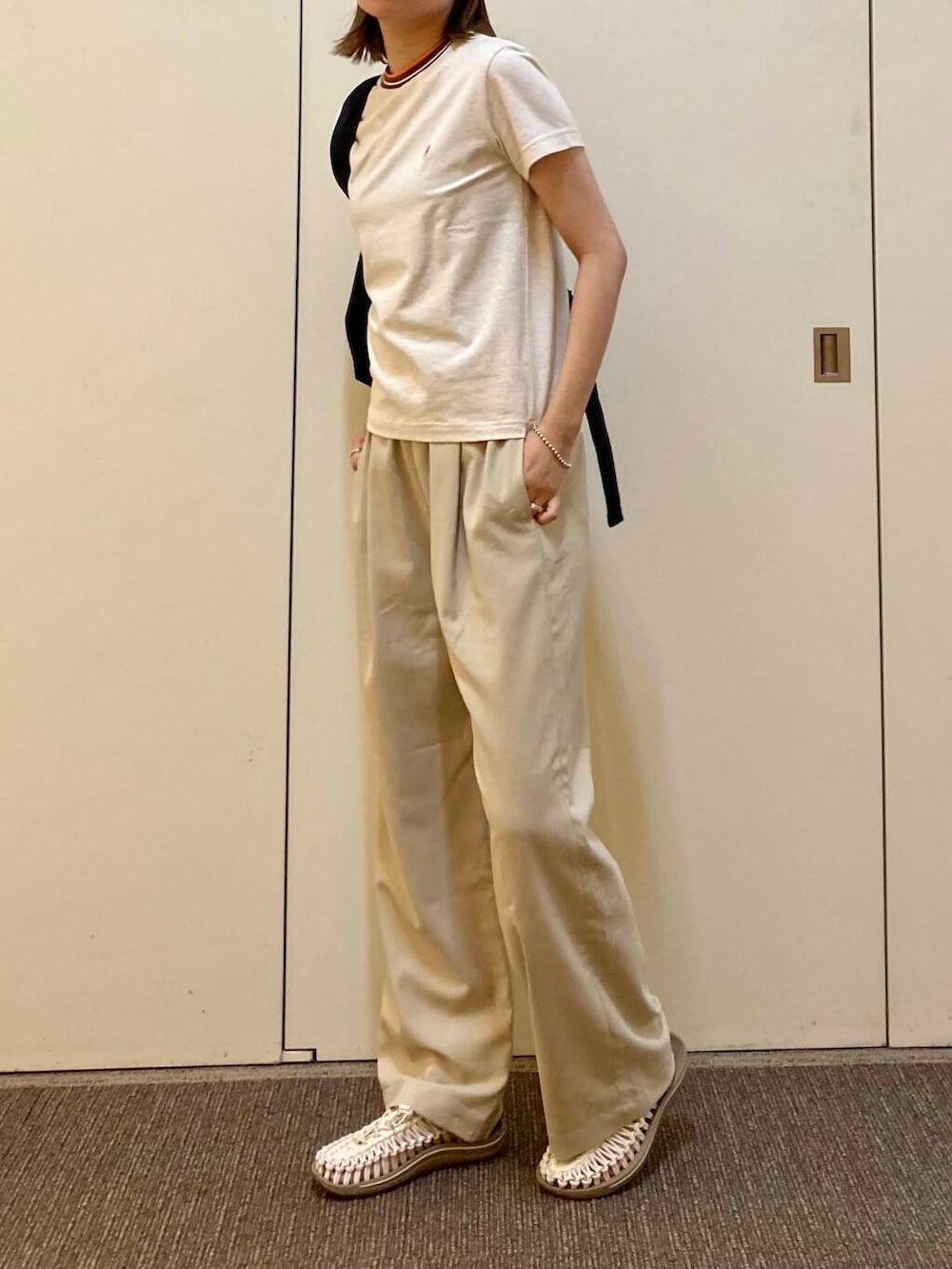 「大人カジュアル、ママコーデ、カジュアルコーデ、キャップ、ドアーズ、骨格ナチュラル、ナチュラル×カジュアル、洒落見えカットソーコーデ」｜「URBAN RESEARCH DOORSのウォッシャブルミニショルダーバッグ（ショルダーバッグ、ブラック系）」を使った、おおしまゆなさん（レディース・162cm）の夏コーディネートの5枚目の写真