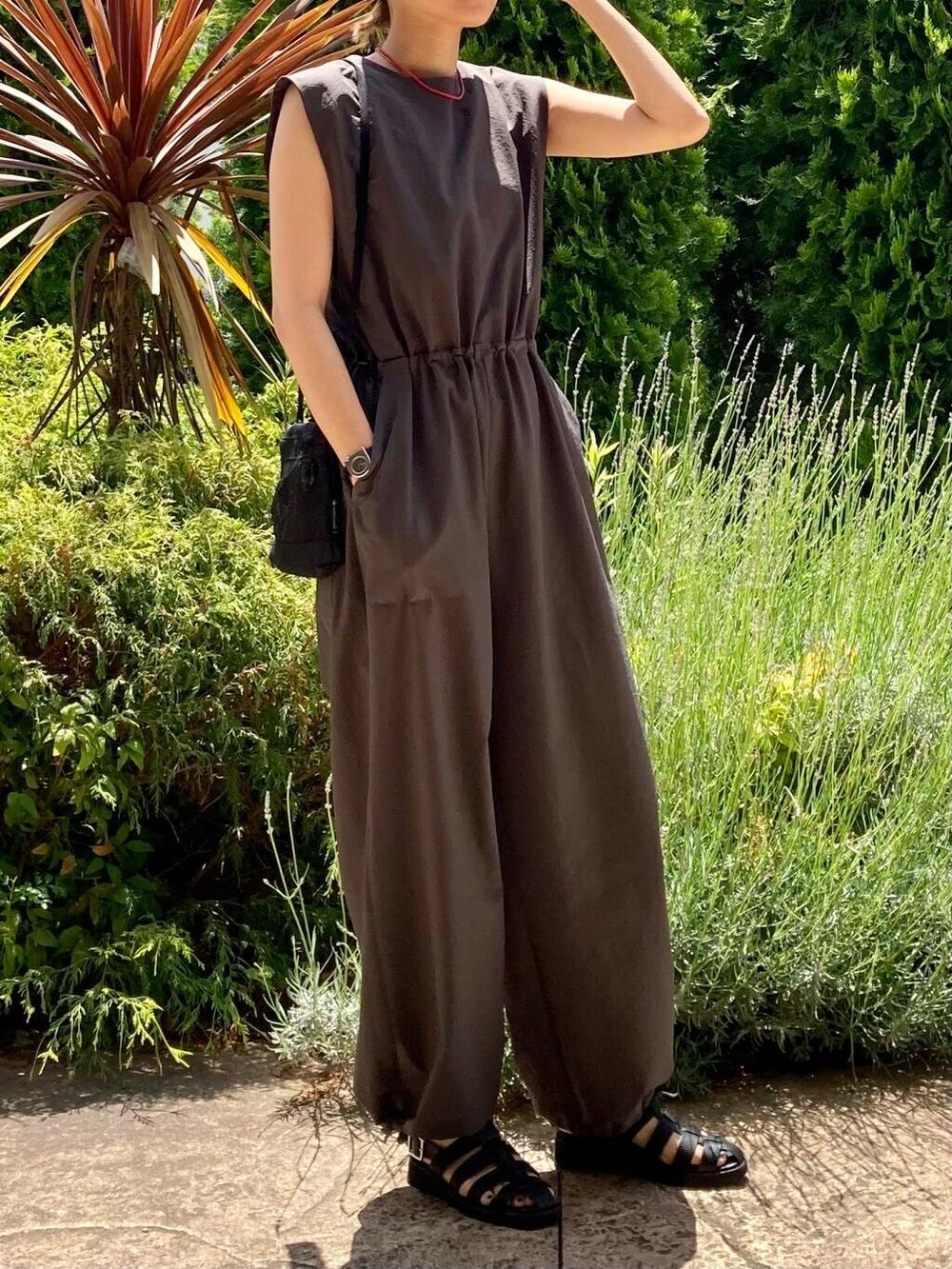 「大人カジュアル、EKAL、ジャンプスーツ」｜「EKALの『吸水速乾/軽量』DotAir JUMPSUITS（サロペット/オーバーオール、グレー系）」を使った、おおしまゆなさん（レディース・162cm）の夏コーディネートの2枚目の写真
