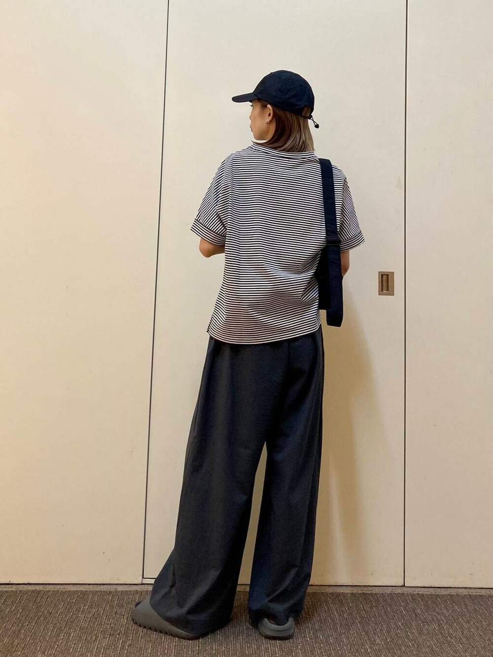 「大人カジュアル、ママコーデ、骨格ナチュラル、ナチュラル×カジュアル、カジュアル派のtシャツコーデ」｜「URBAN RESEARCH DOORSのウォッシャブルミニショルダーバッグ（ショルダーバッグ、ブラック系）」を使った、おおしまゆなさん（レディース・162cm）の夏コーディネートの3枚目の写真