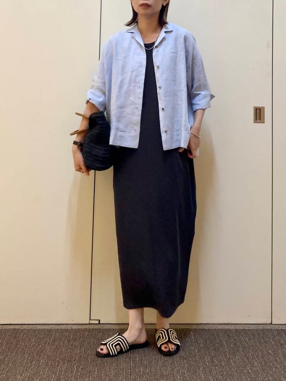 「大人カジュアル、かぐれ、骨格ナチュラル、ナチュラル×カジュアル、着回し力抜群シャツ」｜「URBAN RESEARCH DOORSのビーズサンダル（サンダル、ブラック系）」を使った、おおしまゆなさん（レディース・162cm）の夏コーディネートの2枚目の写真