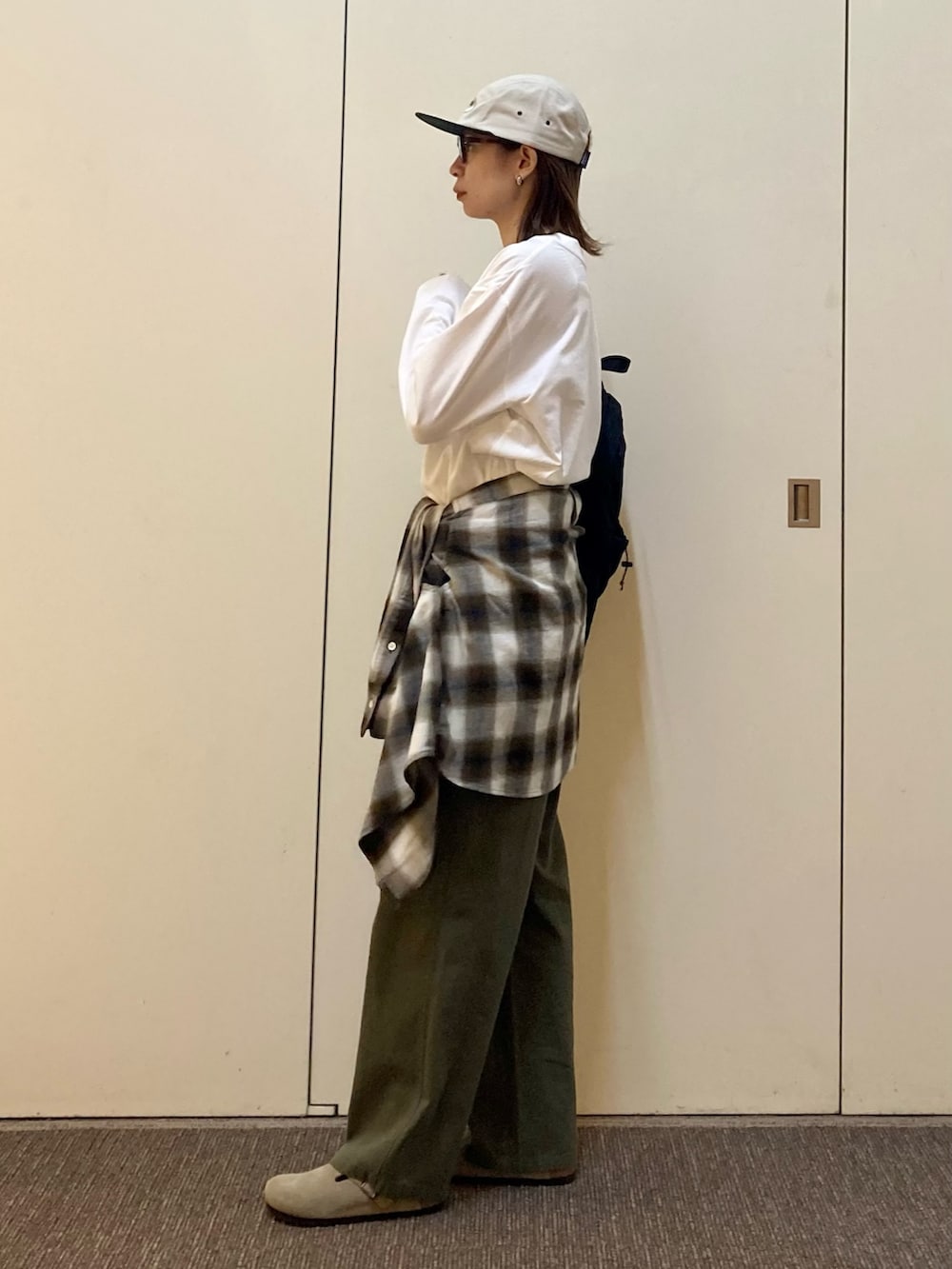 グレー系のTシャツ/カットソー、ブラウン系のシャツ/ブラウス、グリーン系のその他パンツを着用したレディースの秋コーディネートの2枚目の写真