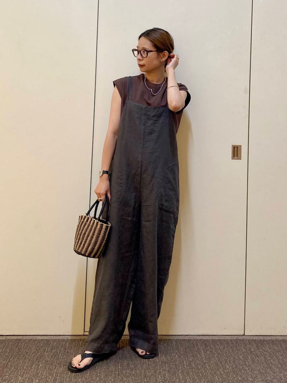 「大人カジュアル、ママコーデ、かぐれ、骨格ナチュラル、ナチュラル×カジュアル、リネン着こなし術」｜「URBAN RESEARCH DOORSの巾着カゴバッグ（ハンドバッグ、ブラック系）」を使った、おおしまゆなさん（レディース・162cm）の夏コーディネートの3枚目の写真