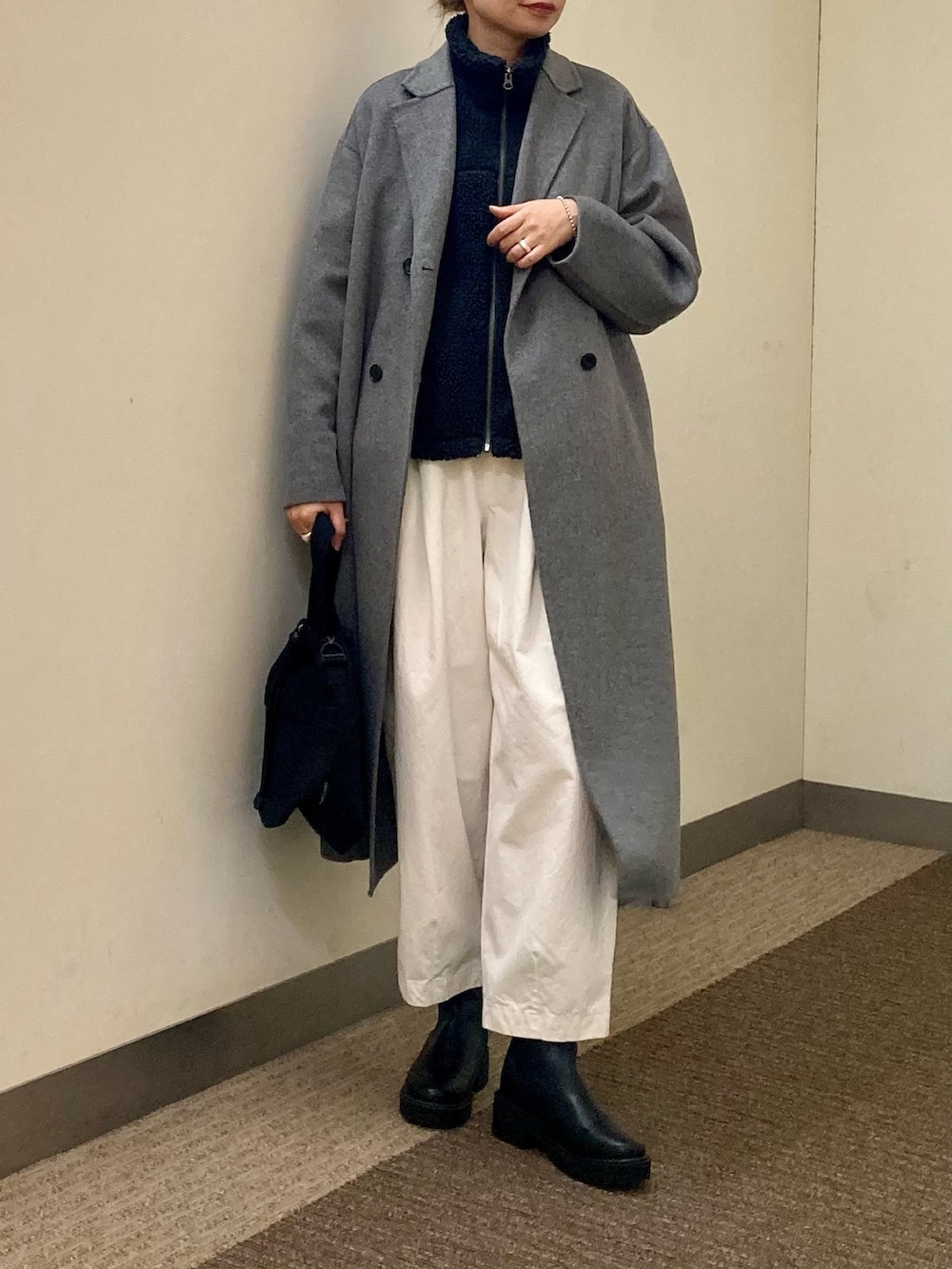 グレー系のその他アウター、グレー系のベスト、ブラック系のブーツを着用したレディースの秋コーディネートの4枚目の写真