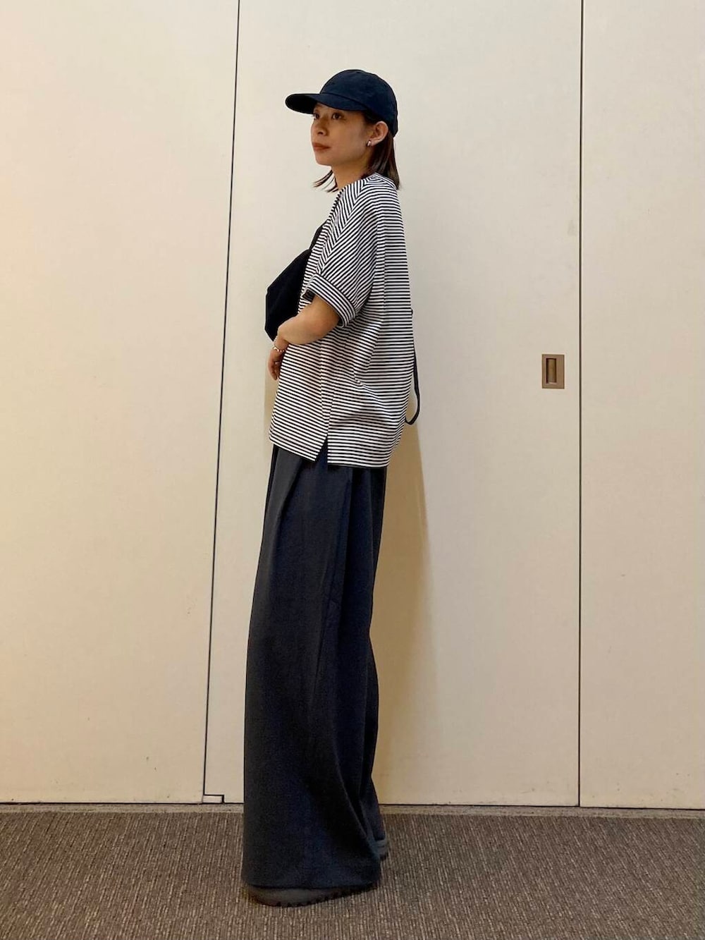 「大人カジュアル、ママコーデ、骨格ナチュラル、ナチュラル×カジュアル、カジュアル派のtシャツコーデ」｜「URBAN RESEARCH DOORSのウォッシャブルミニショルダーバッグ（ショルダーバッグ、ブラック系）」を使った、おおしまゆなさん（レディース・162cm）の夏コーディネートの2枚目の写真