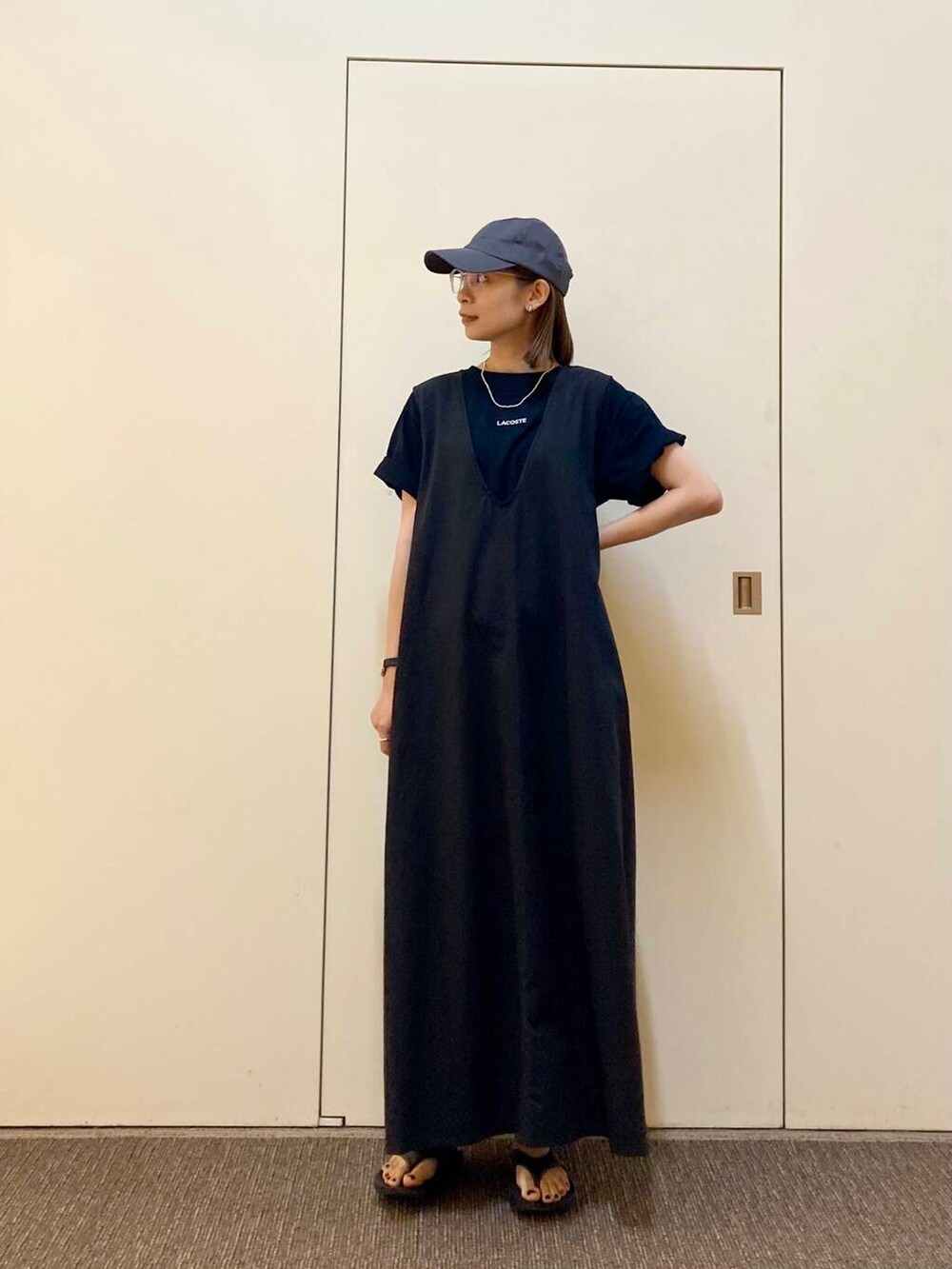 「大人カジュアル、ラコステ、骨格ナチュラル、ナチュラル×カジュアル」｜「URBAN RESEARCH DOORSのリネンキャップ（キャップ、グレー系）」を使った、おおしまゆなさん（レディース・162cm）の夏コーディネートの4枚目の写真