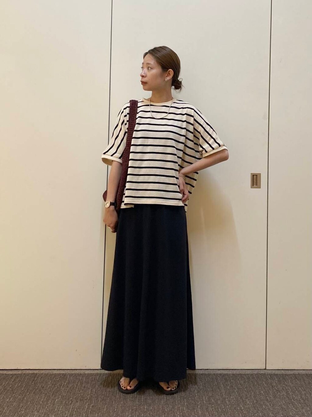 「大人カジュアル、ママコーデ、骨格ナチュラル、ナチュラル×カジュアル」｜「RODE SKOのワンハンドルラメショルダーバッグ（ショルダーバッグ、ブラウン系）」を使った、おおしまゆなさん（レディース・162cm）の夏コーディネートの4枚目の写真