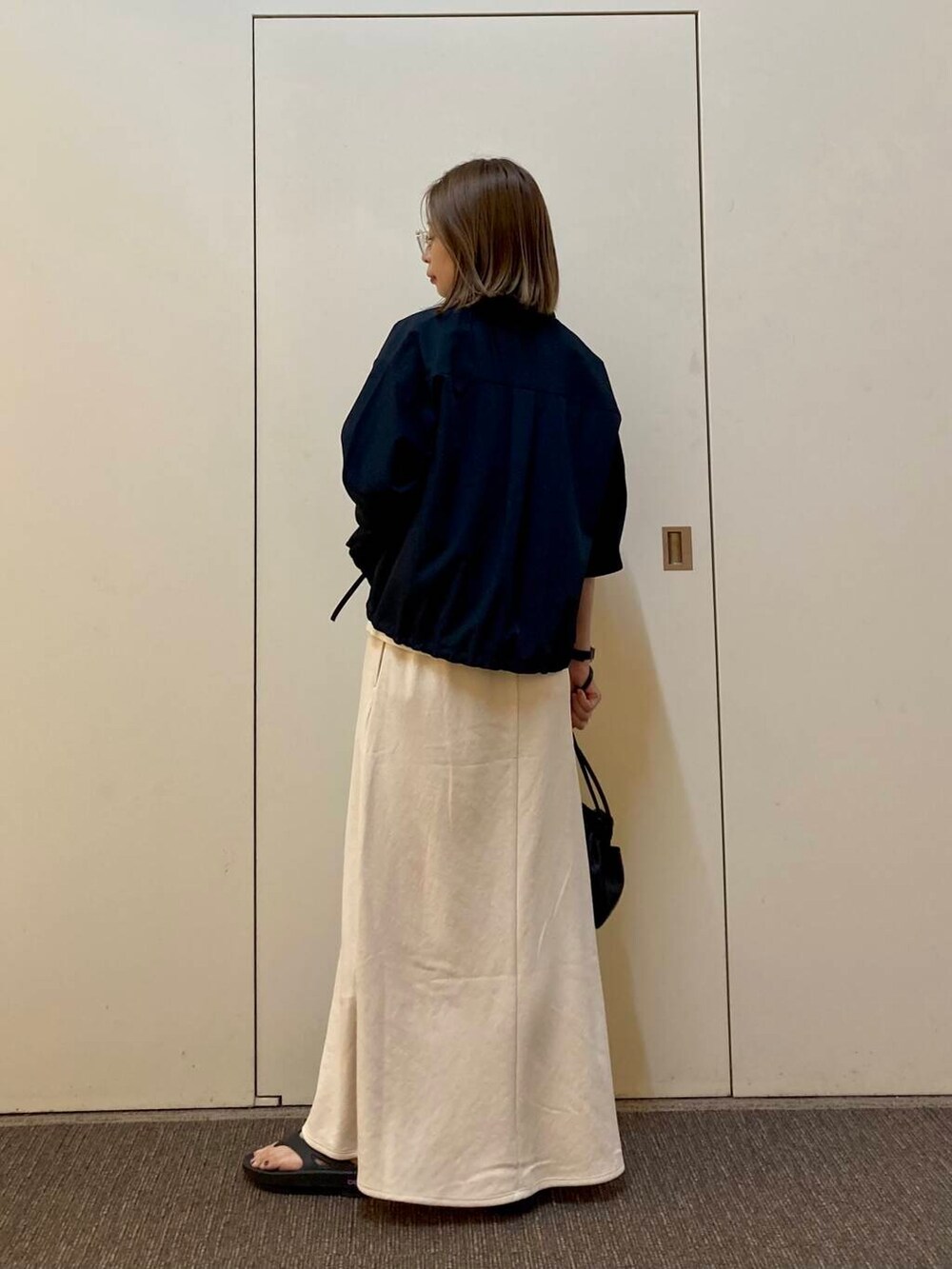 「大人カジュアル、ママコーデ、カジュアルコーデ、骨格ナチュラル、ナチュラル×カジュアル」｜「URBAN RESEARCH DOORSの2WAY巾着ショルダーバッグ（ショルダーバッグ、ブラック系）」を使った、おおしまゆなさん（レディース・162cm）の夏コーディネートの4枚目の写真