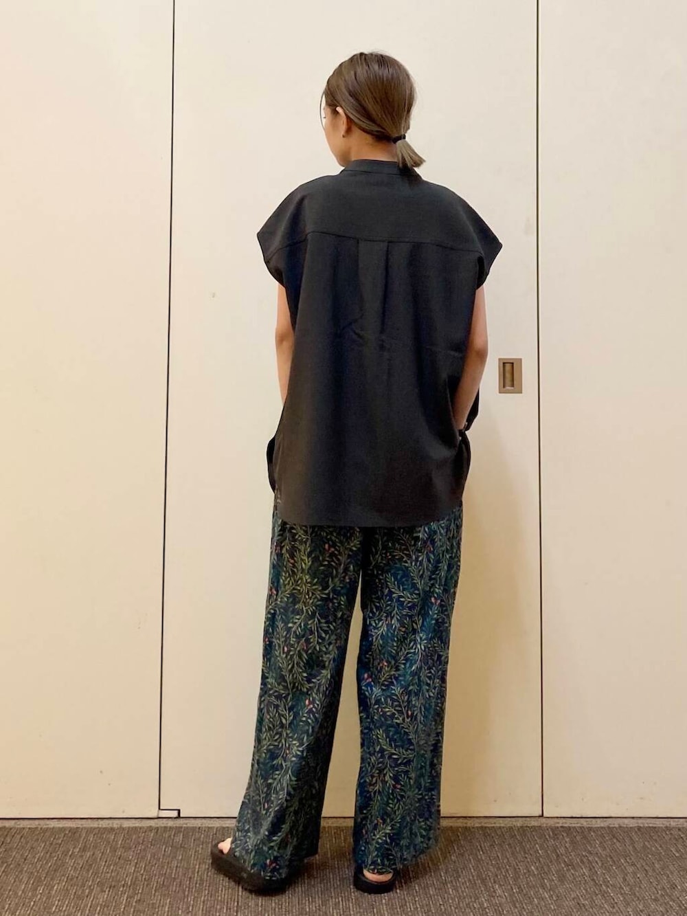 「大人カジュアル、ママコーデ、カジュアルコーデ、かぐれ、アーバンリサーチドアーズ、リネン、doors、urbanreseachdoors、ドアーズ、骨格ナチュラル、ナチュラル×カジュアル」｜「OOFOSのOOFOS　Ooriginal（サンダル、ブラック系）」を使った、おおしまゆなさん（レディース・162cm）の春コーディネートの4枚目の写真
