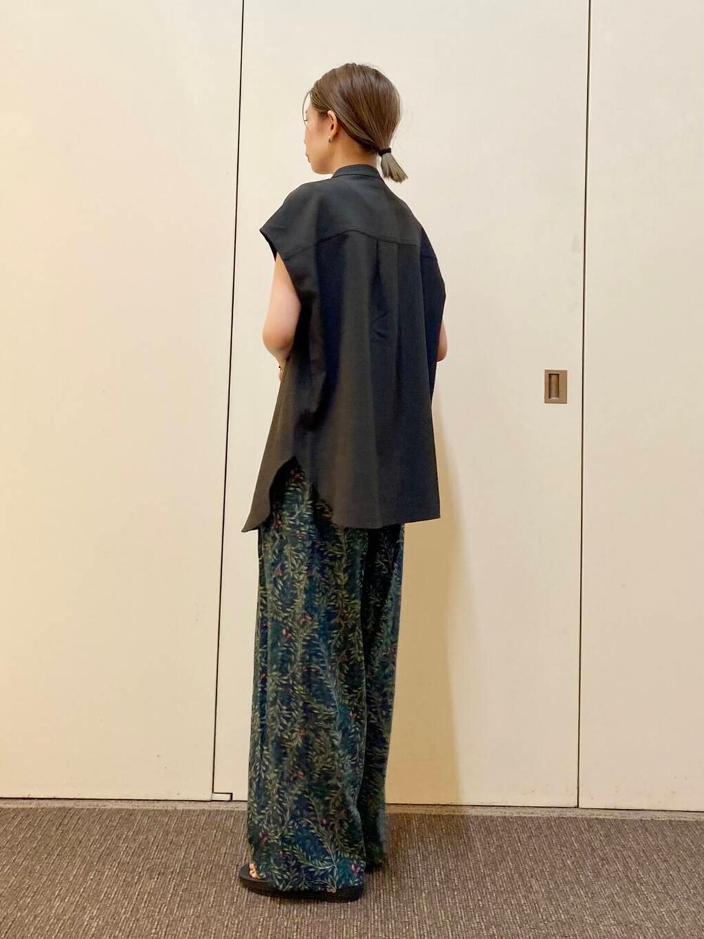 「大人カジュアル、ママコーデ、カジュアルコーデ、かぐれ、アーバンリサーチドアーズ、リネン、doors、urbanreseachdoors、ドアーズ、骨格ナチュラル、ナチュラル×カジュアル」｜「OOFOSのOOFOS　Ooriginal（サンダル、ブラック系）」を使った、おおしまゆなさん（レディース・162cm）の春コーディネートの3枚目の写真