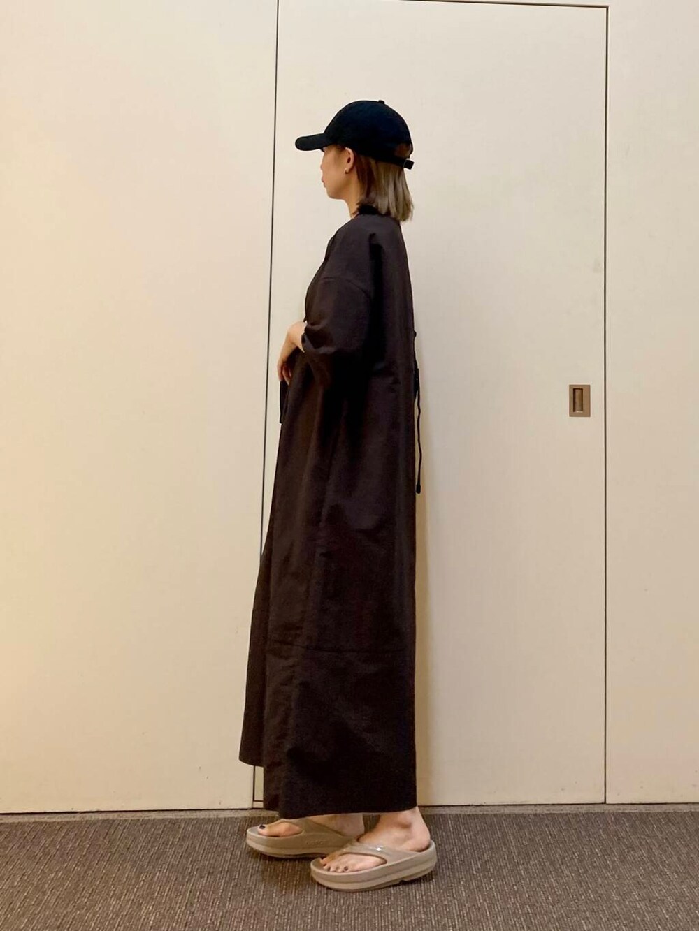 「大人カジュアル、ママコーデ、カジュアルコーデ、EKAL、骨格ナチュラル、ナチュラル×カジュアル」｜「URBAN RESEARCH DOORSのウォッシャブルミニショルダーバッグ（ショルダーバッグ、ブラック系）」を使った、おおしまゆなさん（レディース・162cm）の夏コーディネートの2枚目の写真