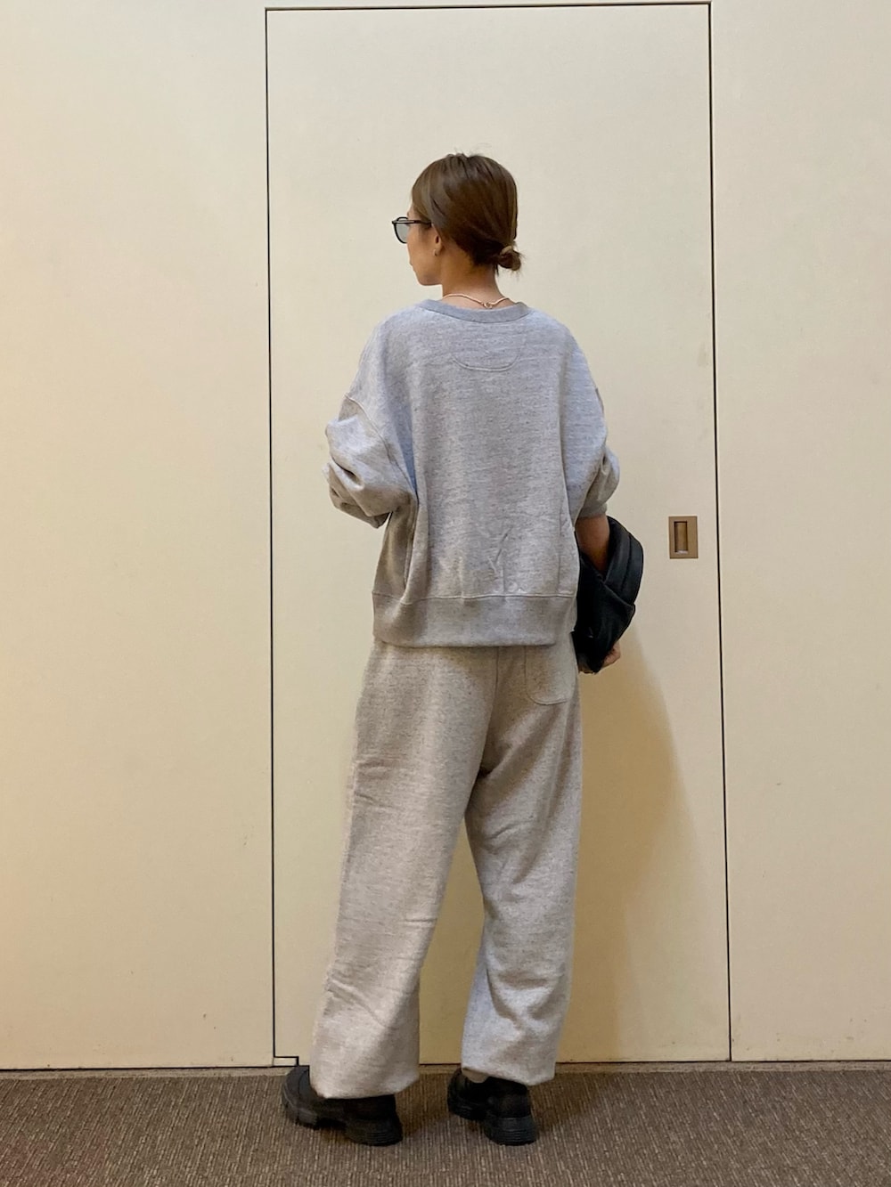 「レザー、スウェット、スウェットパンツ、EKAL、3c、3C」｜「EKALの反毛裏毛スナップカーディガン（カーディガン/ボレロ、グレー系）」を使った、おおしまゆなさん（骨格ナチュラル・レディース・162cm）の秋コーディネートの3枚目の写真