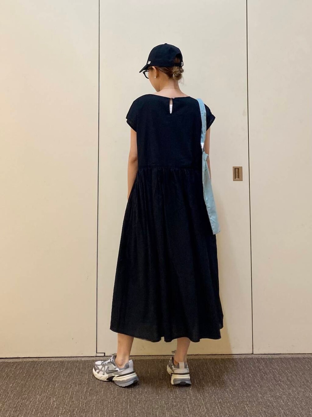 「大人カジュアル、ママコーデ、骨格ナチュラル、ナチュラル×カジュアル」｜「RODE SKOのPas De DANSE　Letter ToteBag（トートバッグ、グリーン系）」を使った、おおしまゆなさん（レディース・162cm）の夏コーディネートの3枚目の写真