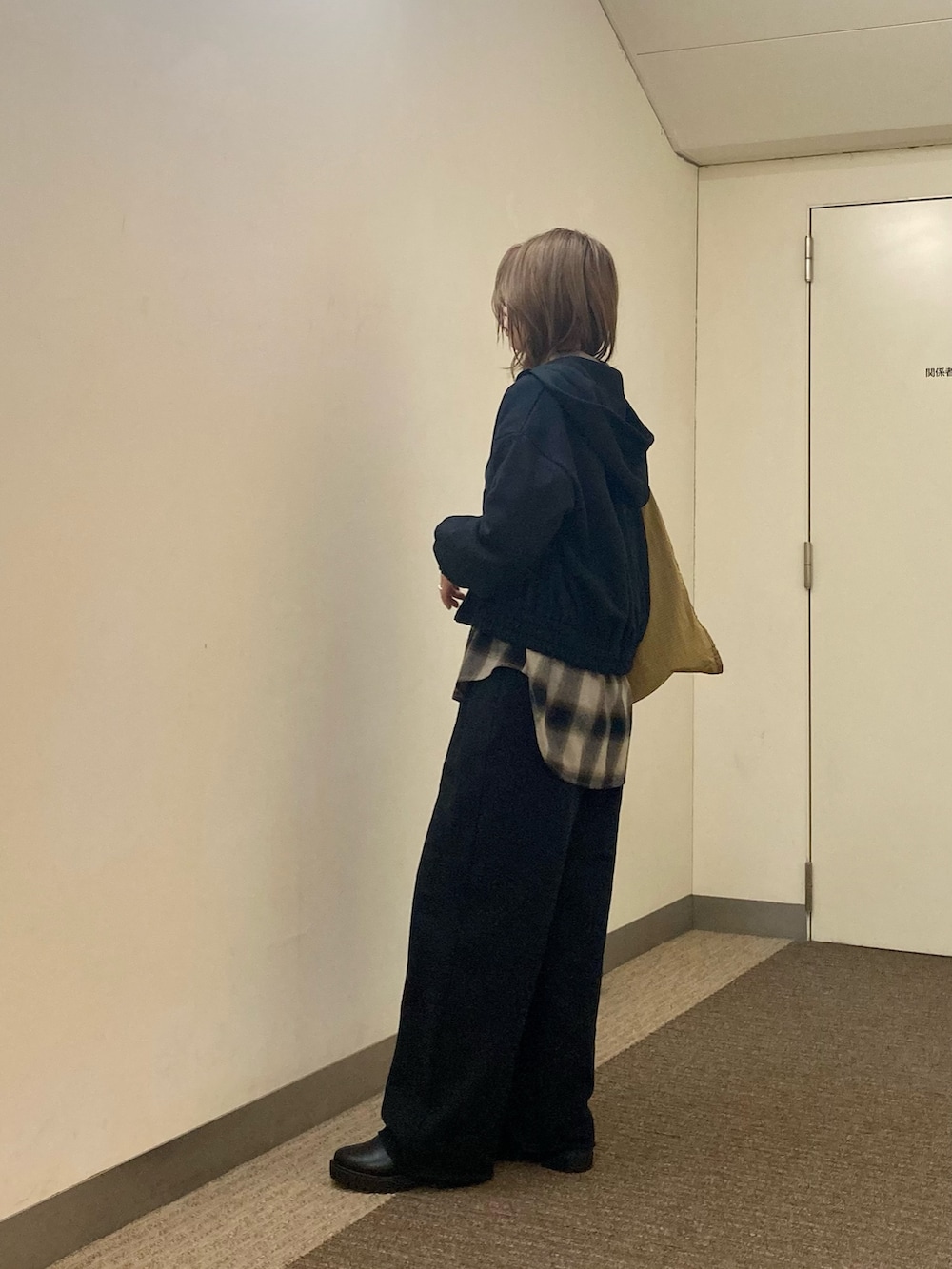 ベージュ系のシャツ/ブラウス、ブラック系のパーカー、ブラック系のその他パンツを着用したレディースの秋コーディネートの2枚目の写真