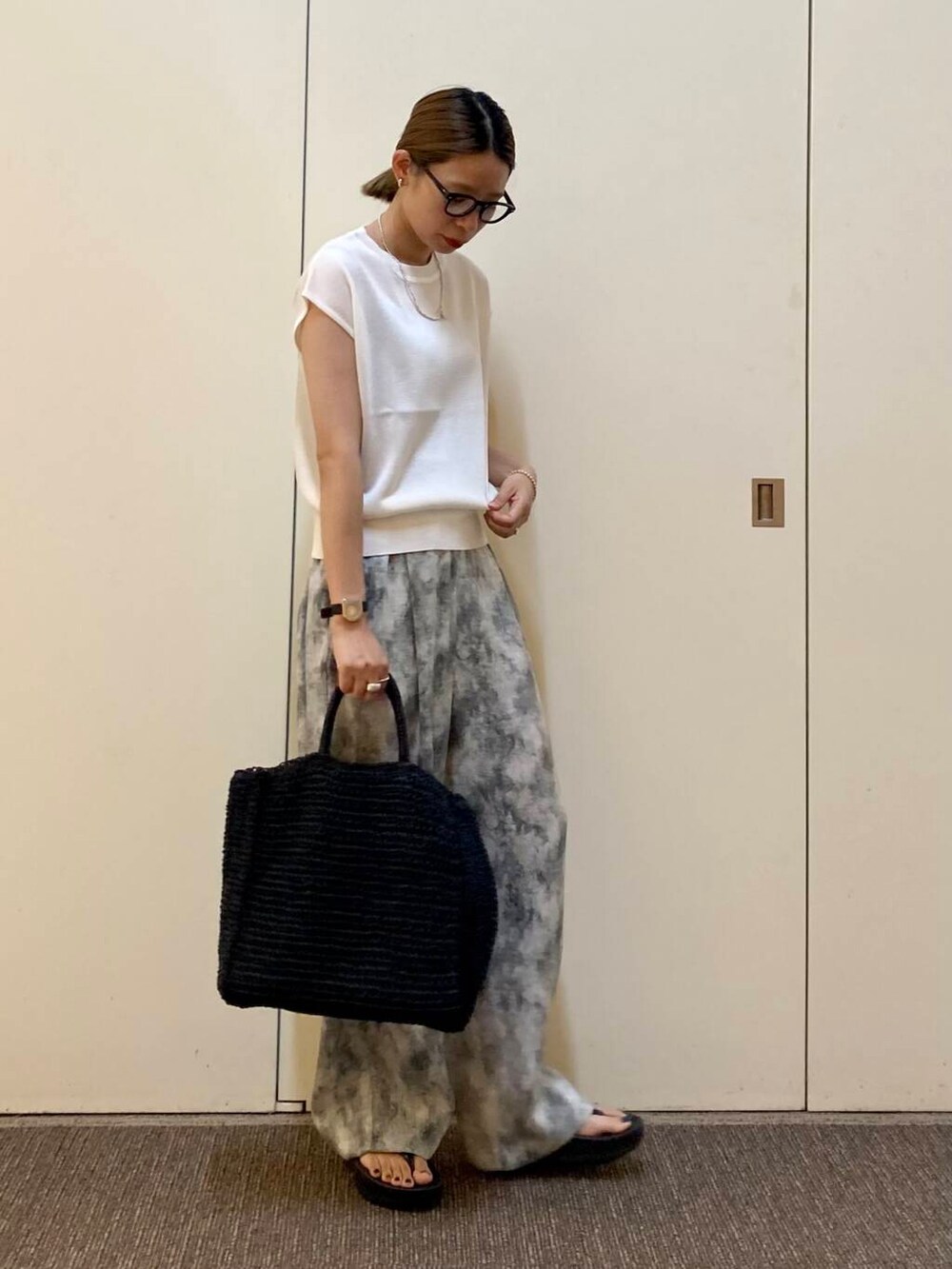 「大人カジュアル、ママコーデ、カジュアルコーデ、骨格ナチュラル、ナチュラル×カジュアル」｜「URBAN RESEARCH DOORSのペーパートートバッグ（トートバッグ、ブラック系）」を使った、おおしまゆなさん（レディース・162cm）の夏コーディネートの3枚目の写真