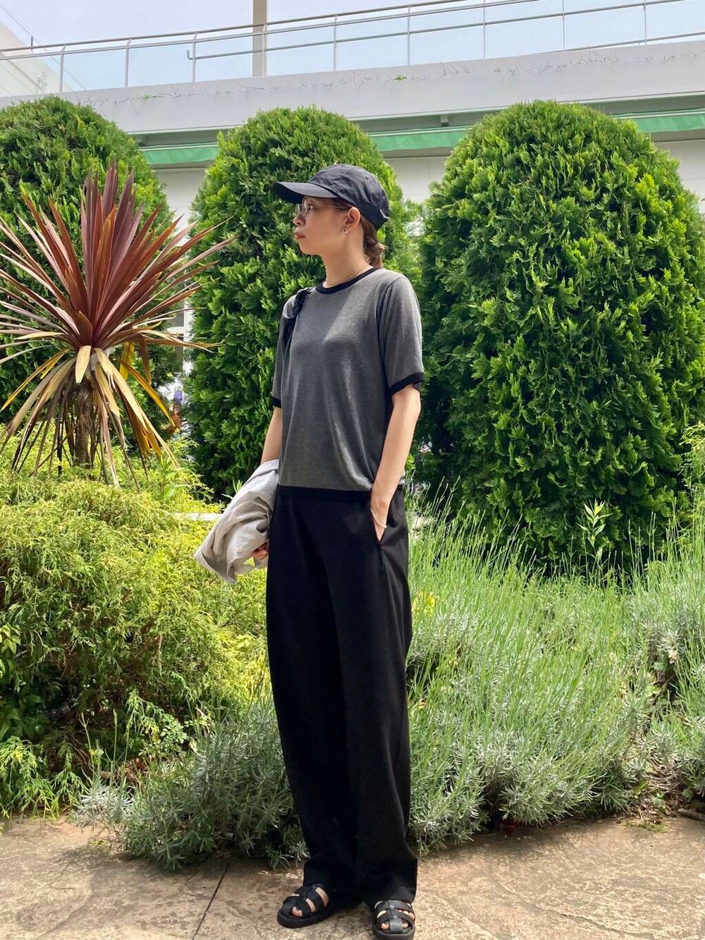 「大人カジュアル、ママコーデ、カジュアルコーデ、キャップ、FORK&SPOON、メンズライク、アーバンリサーチドアーズ、doors、urbanreseachdoors、ドアーズ」｜「URBAN RESEARCH DOORSのポンチカーブパンツ（その他パンツ、ブラック系）」を使った、おおしまゆなさん（レディース・162cm）の春コーディネートの4枚目の写真