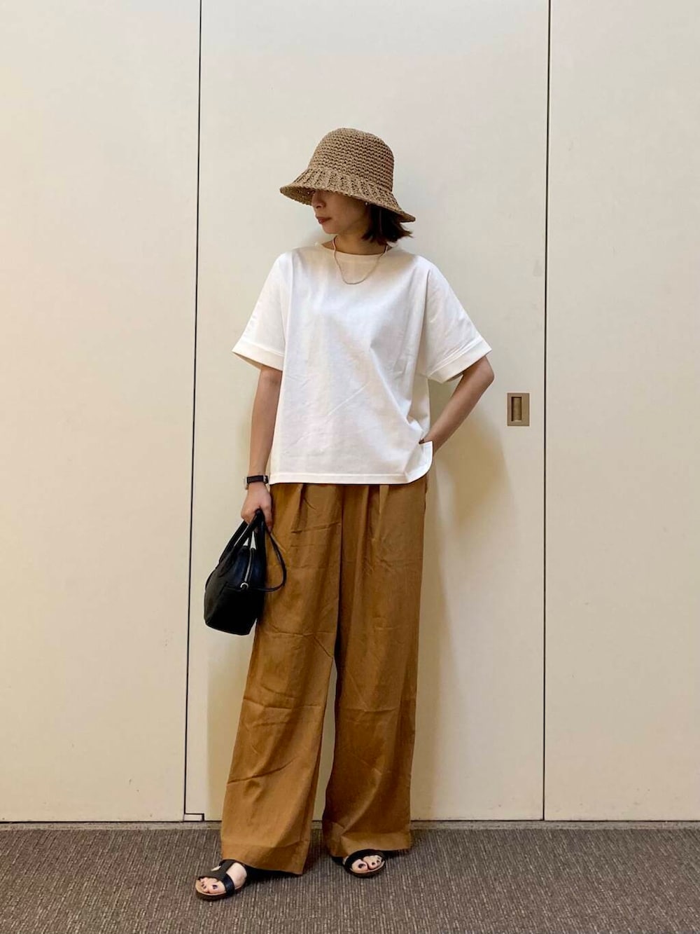 「大人カジュアル、ママコーデ、カジュアルコーデ、骨格ナチュラル、ナチュラル×カジュアル、1枚で決まるtシャツ」｜「URBAN RESEARCH DOORSのペーパーキリカエバケハ（ハット、ベージュ系）」を使った、おおしまゆなさん（レディース・162cm）の夏コーディネートの4枚目の写真