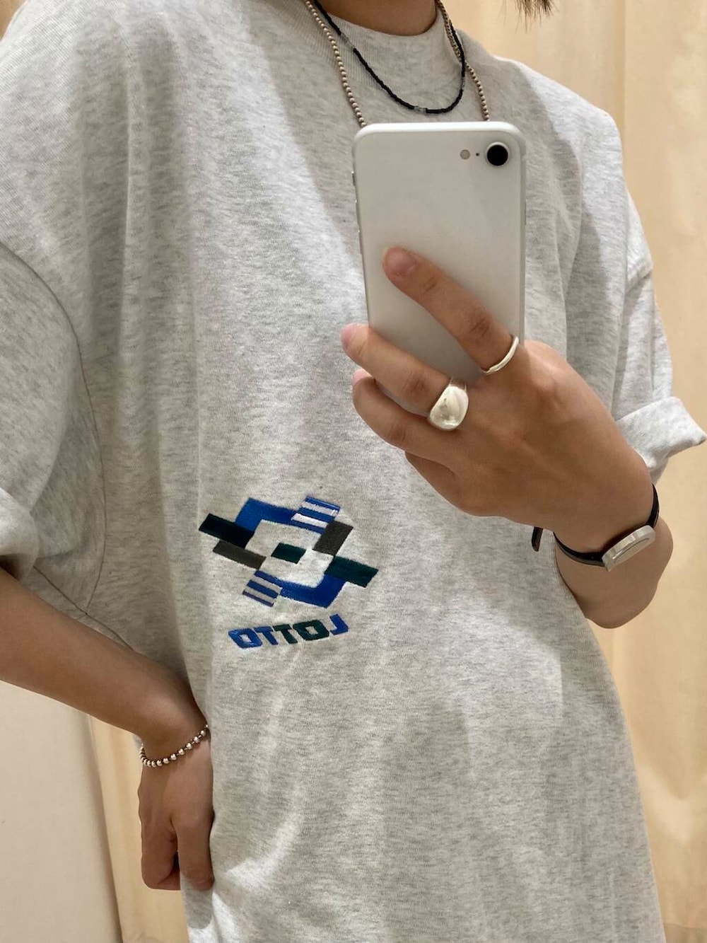 「カジュアルコーデ、骨格ナチュラル、ナチュラル×カジュアル、lotto」｜「LOTTOのLOTTO　WINDMILL LOGO T-SHIRTS（Tシャツ/カットソー、グレー系）」を使った、おおしまゆなさん（レディース・162cm）の夏コーディネートの5枚目の写真