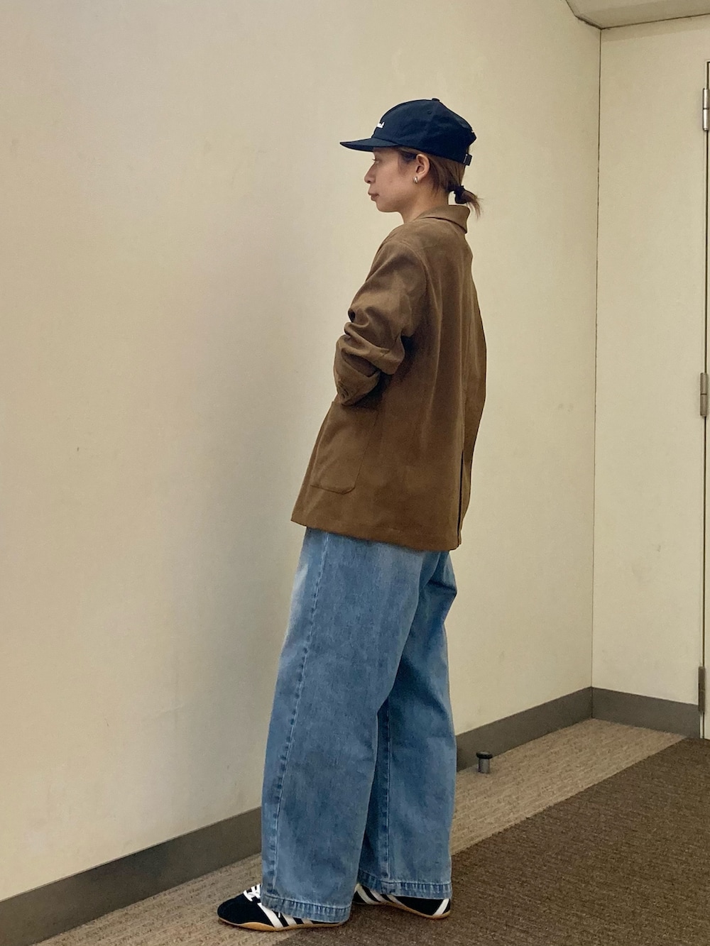 ホワイト系のTシャツ/カットソー、ベージュ系のその他アウター、ブルー系のデニムパンツを着用したレディースの秋コーディネートの3枚目の写真