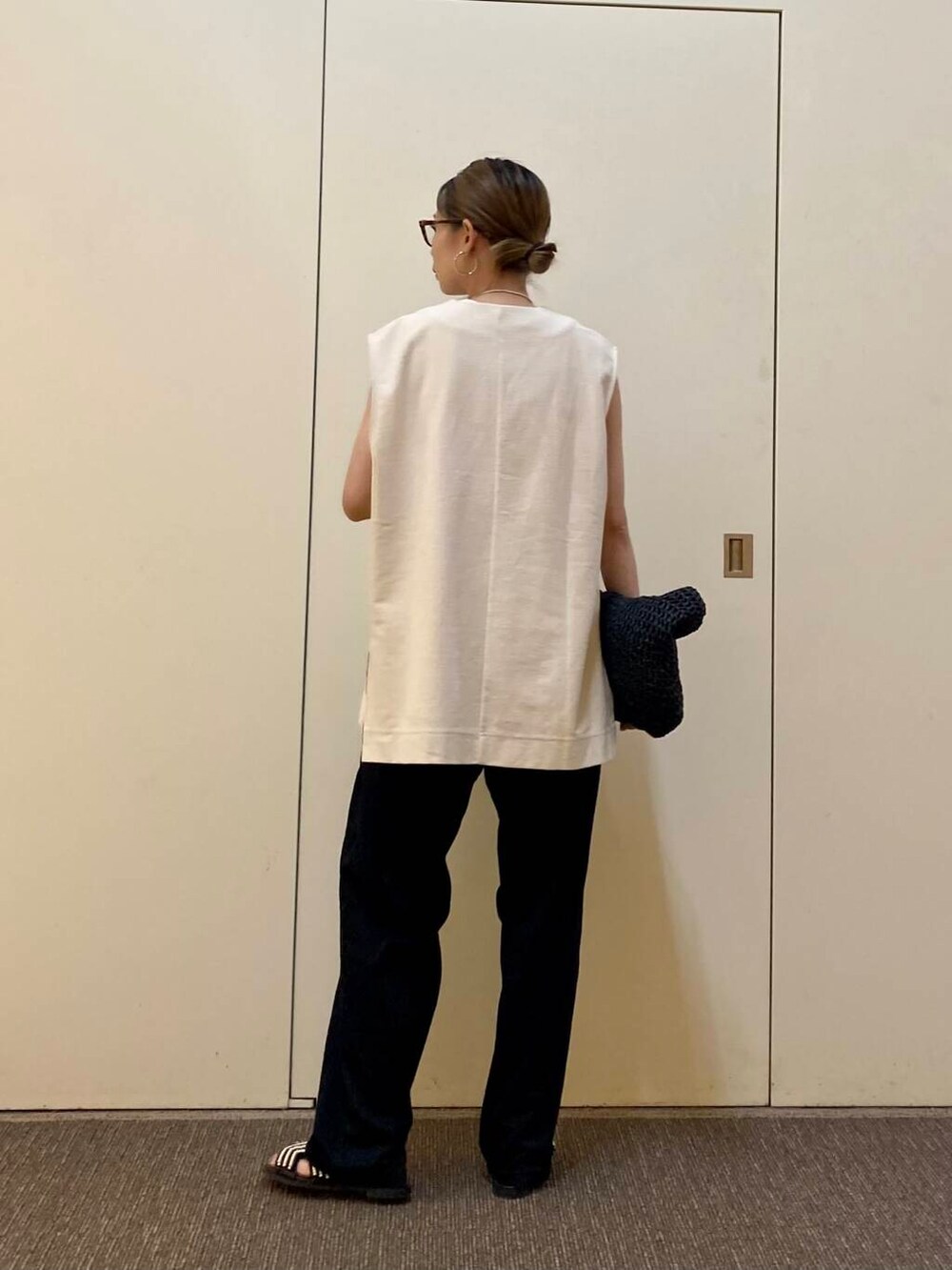 「大人カジュアル、ママコーデ、骨格ナチュラル、ナチュラル×カジュアル」｜「URBAN RESEARCH DOORSのビーズサンダル（サンダル、ブラック系）」を使った、おおしまゆなさん（レディース・162cm）の夏コーディネートの3枚目の写真