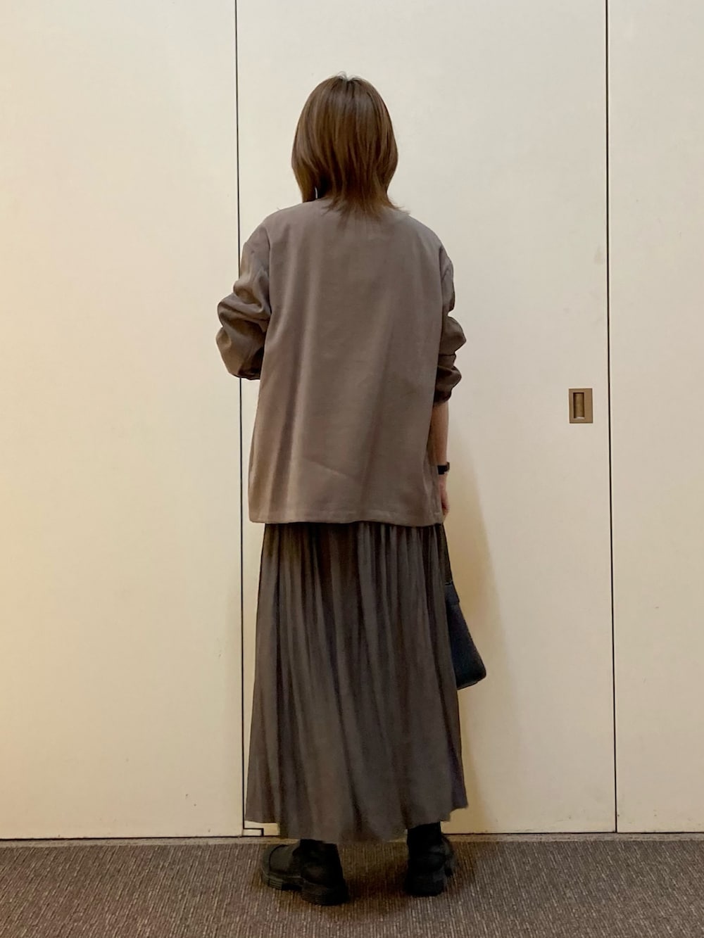 「アーバンリサーチドアーズ、スカート、ジャケット」｜「URBAN RESEARCH DOORSのノーカラージャケット（ノーカラージャケット、ベージュ系）」を使った、おおしまゆなさん（骨格ナチュラル・レディース・162cm）の秋コーディネートの3枚目の写真