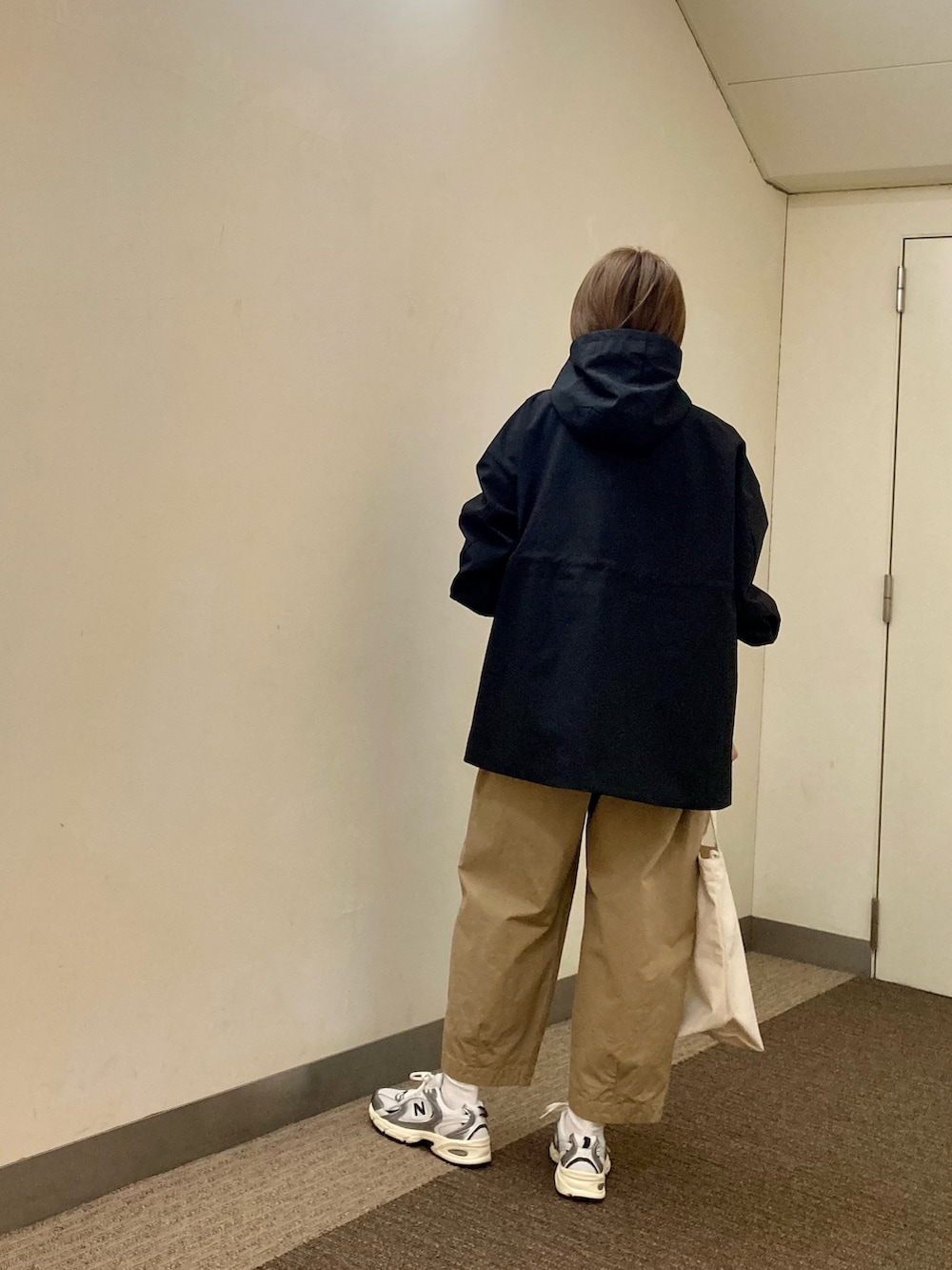 ブラック系のその他アウター、ベージュ系のその他パンツ、ベージュ系のショルダーバッグを着用したレディースの秋コーディネートの3枚目の写真