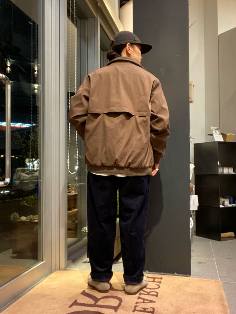 ブラウン系のその他アウター、グレー系のシャツ/ブラウス、ブルー系のその他パンツを着用したメンズの秋コーディネートの2枚目の写真