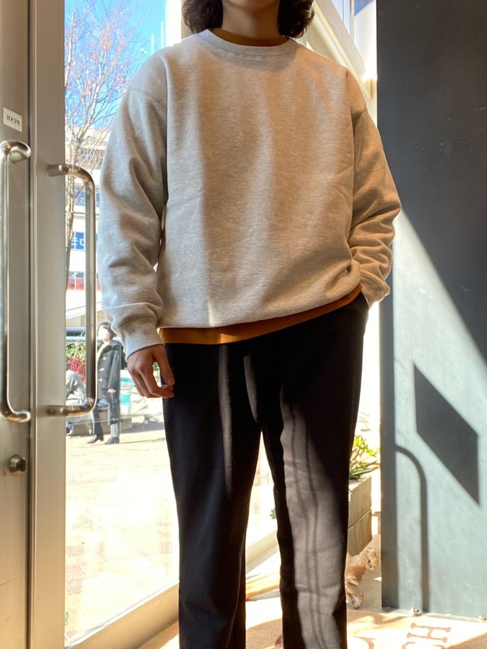 「URBAN RESEARCH、URBAN RESEARCH DOORS、DOORS、アウター、コート、コーデュロイ、コーチジャケット、スウェット、トレーナー、ロンT、イージーパンツ、Danner、ブーツ」｜「URBAN RESEARCH DOORSのコーデュロイショートコート（カバーオール、グリーン系）」を使った、IRI TAKENAKAさん（メンズ・165cm）の冬コーディネートの5枚目の写真