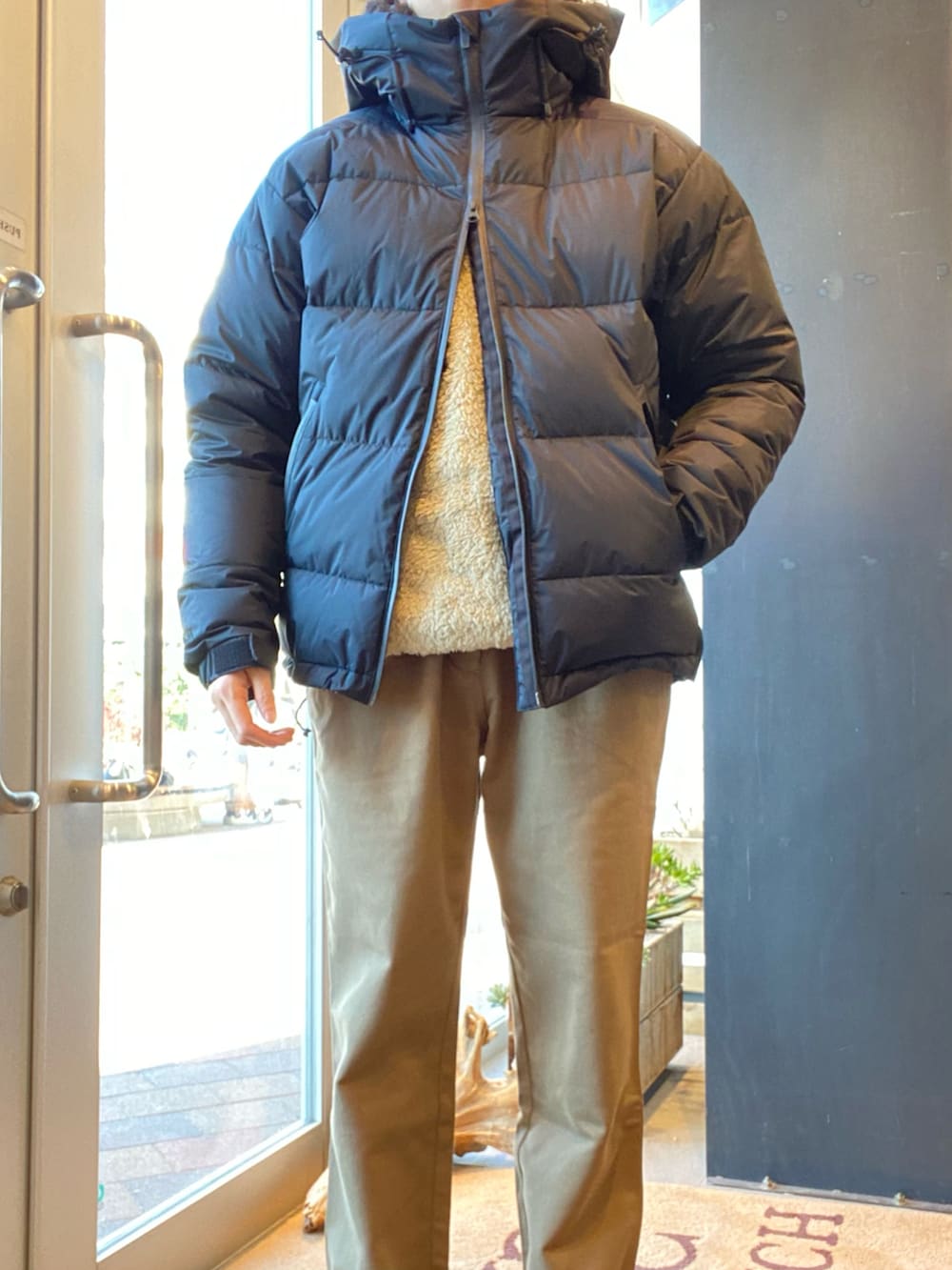 「URBAN RESEARCH、URBAN RESEARCH DOORS、DOORS、別注、NANGA、ナンガ、ダウン、AURORA、オーロラ、patagonia、ロスガトスクルー、イージーパンツ、PG」|「NANGAの【別注】NANGA×DOORS AURORA(ダウンジャケット/コート、ブラック系)」を使った、IRI TAKENAKAさん(メンズ・165cm)の冬コーディネートの4枚目の写真