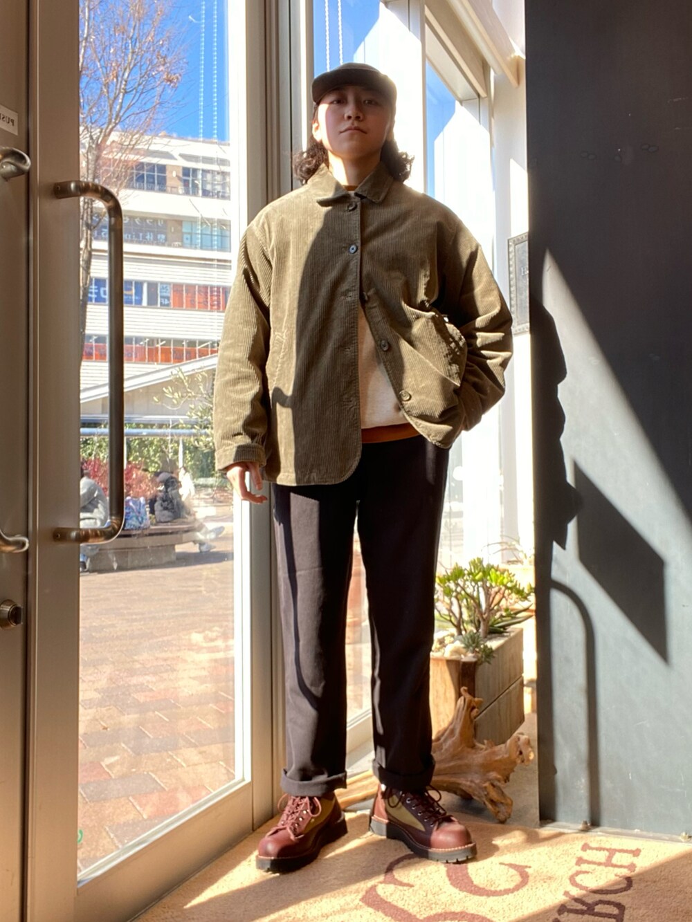 「URBAN RESEARCH、URBAN RESEARCH DOORS、DOORS、アウター、コート、コーデュロイ、コーチジャケット、スウェット、トレーナー、ロンT、イージーパンツ、Danner、ブーツ」｜「URBAN RESEARCH DOORSのコーデュロイショートコート（カバーオール、グリーン系）」を使った、IRI TAKENAKAさん（メンズ・165cm）の冬コーディネートの2枚目の写真