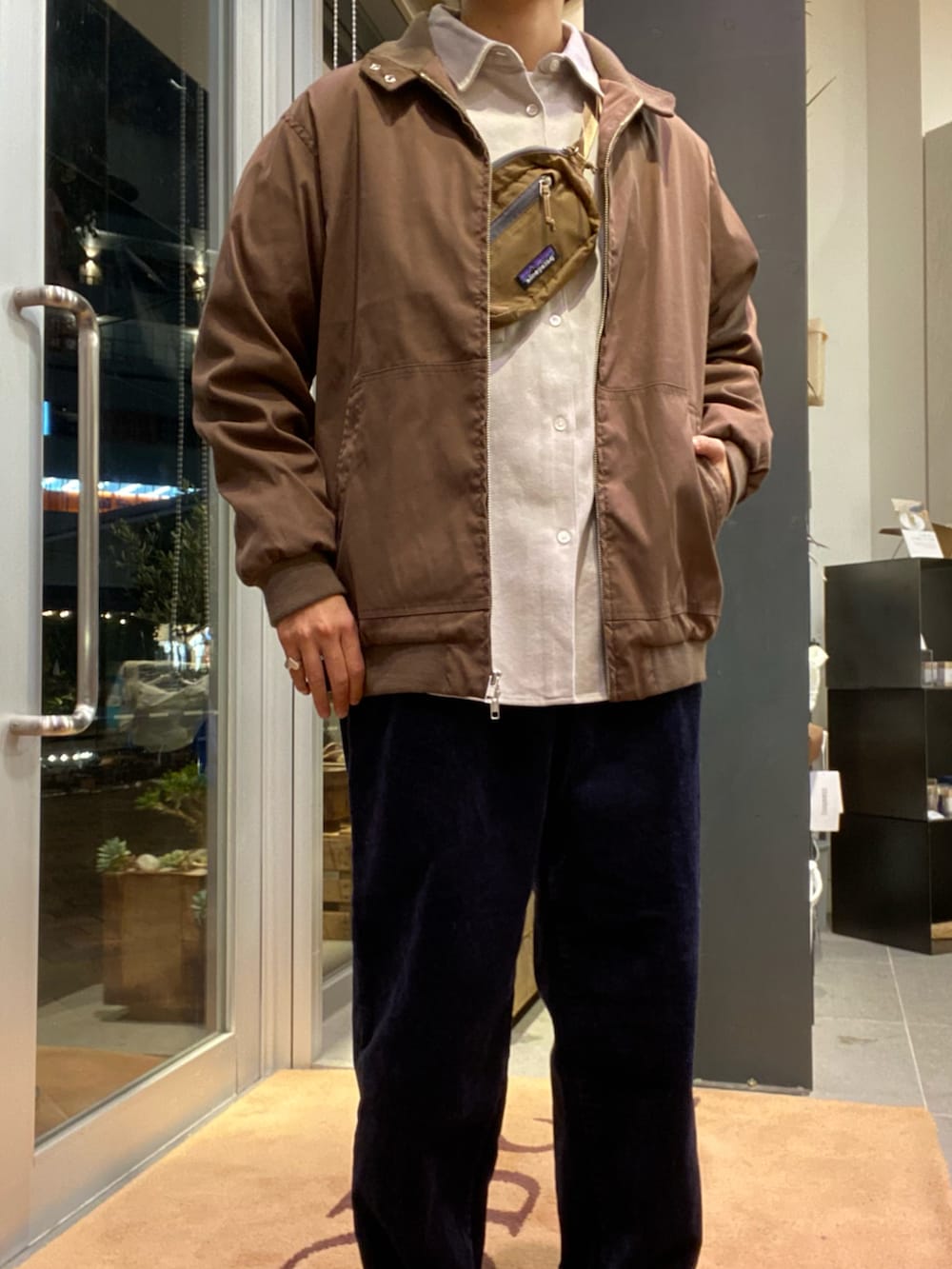 ブラウン系のその他アウター、グレー系のシャツ/ブラウス、ブルー系のその他パンツを着用したメンズの秋コーディネートの3枚目の写真