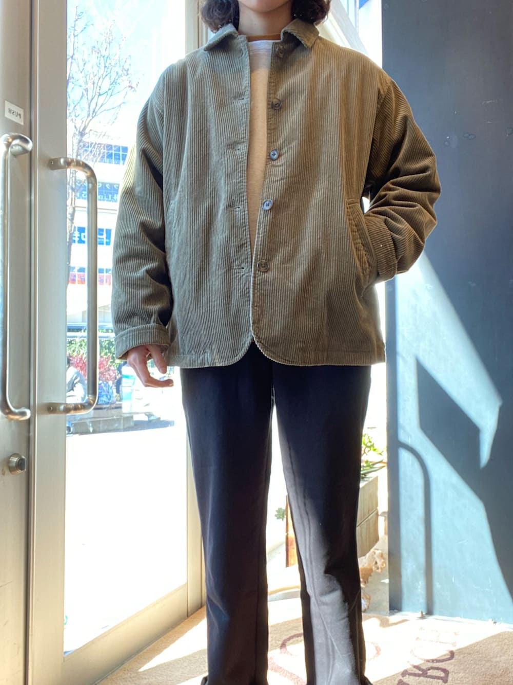 「URBAN RESEARCH、URBAN RESEARCH DOORS、DOORS、アウター、コート、コーデュロイ、コーチジャケット、スウェット、トレーナー、ロンT、イージーパンツ、Danner、ブーツ」｜「URBAN RESEARCH DOORSのコーデュロイショートコート（カバーオール、グリーン系）」を使った、IRI TAKENAKAさん（メンズ・165cm）の冬コーディネートの4枚目の写真